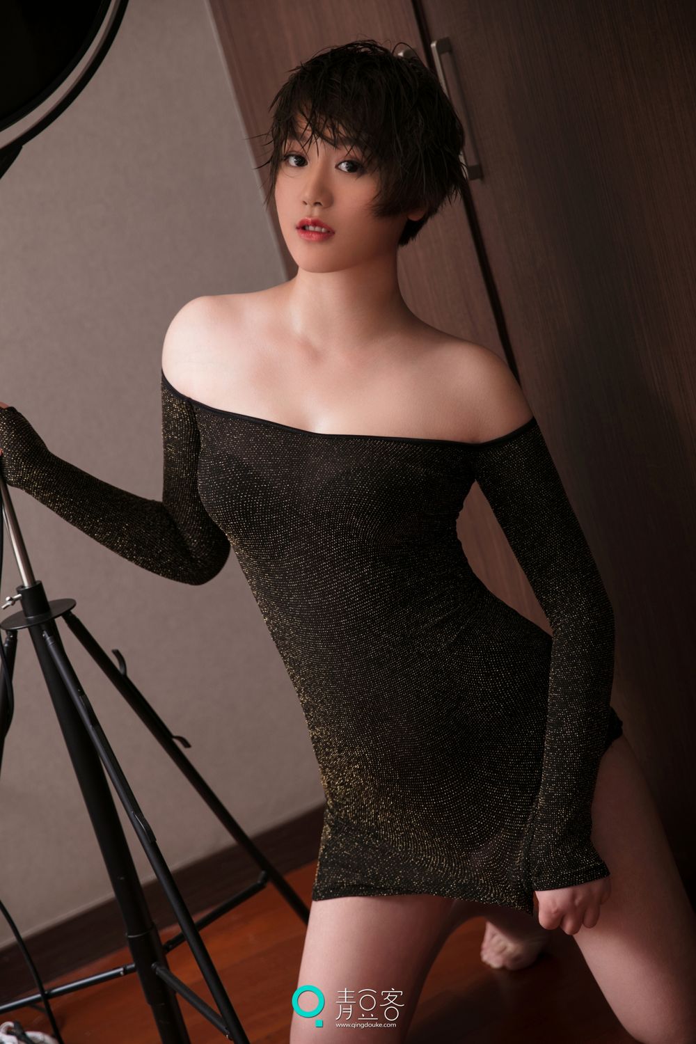 青豆短发美女瑶瑶 黑色吊带妩媚气质