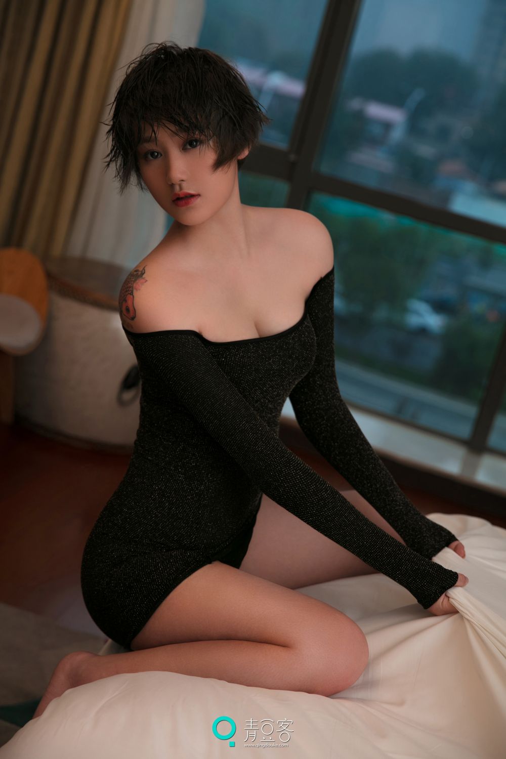青豆短发美女瑶瑶 黑色吊带妩媚气质