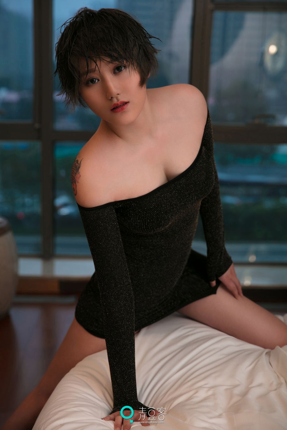 青豆短发美女瑶瑶 黑色吊带妩媚气质