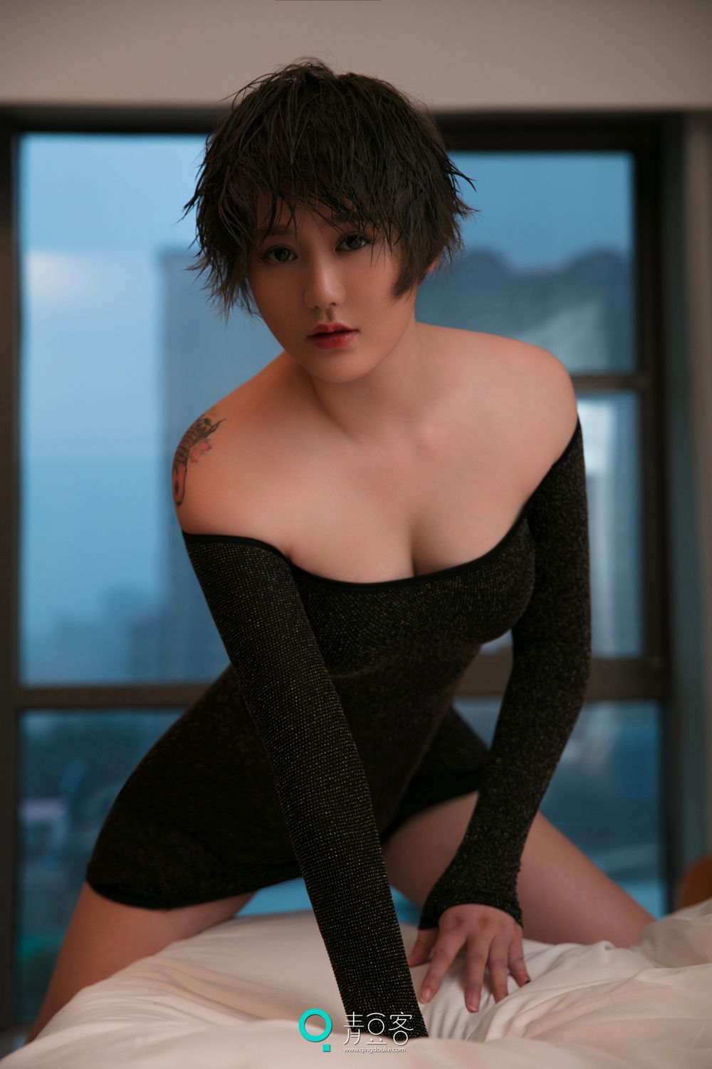 青豆短发美女瑶瑶 黑色吊带妩媚气质