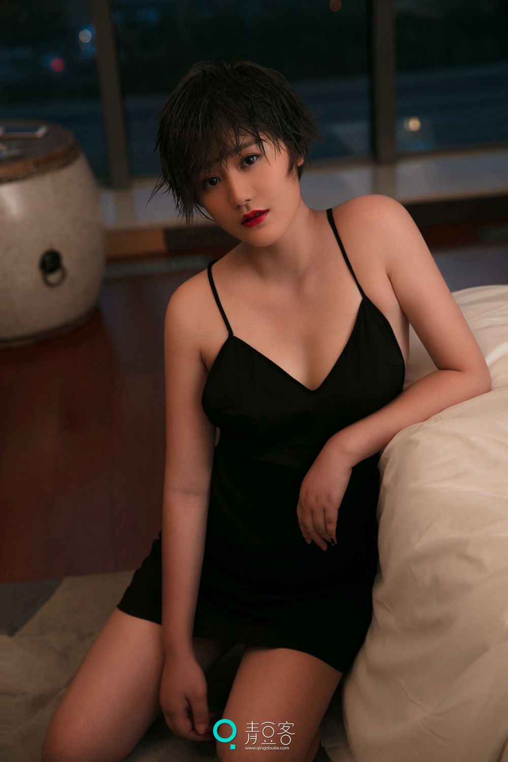 青豆短发美女瑶瑶 黑色吊带妩媚气质