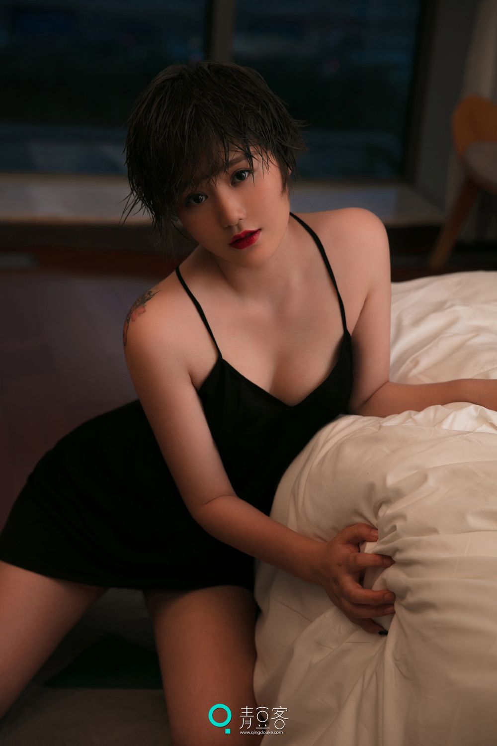 青豆短发美女瑶瑶 黑色吊带妩媚气质