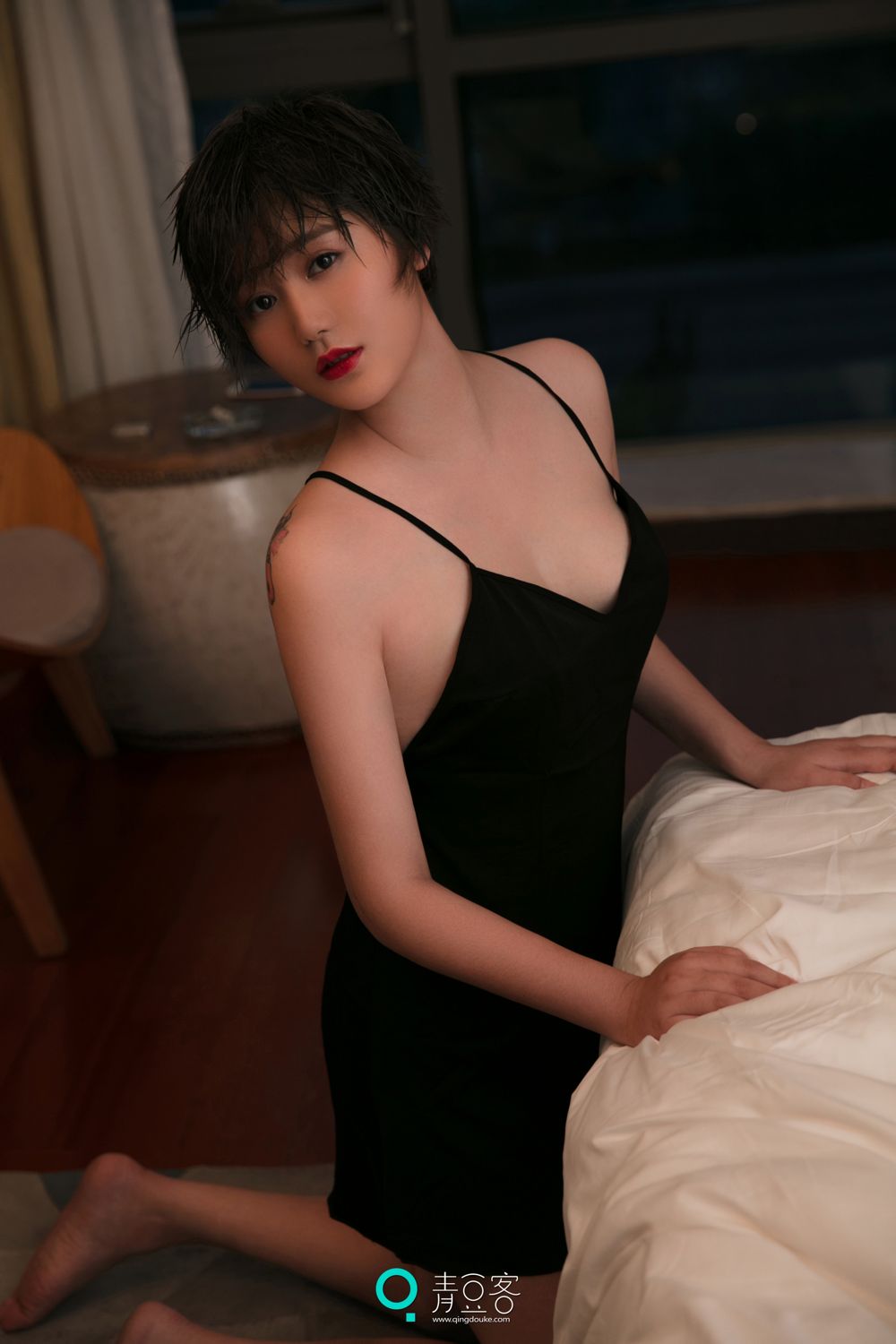 青豆短发美女瑶瑶 黑色吊带妩媚气质