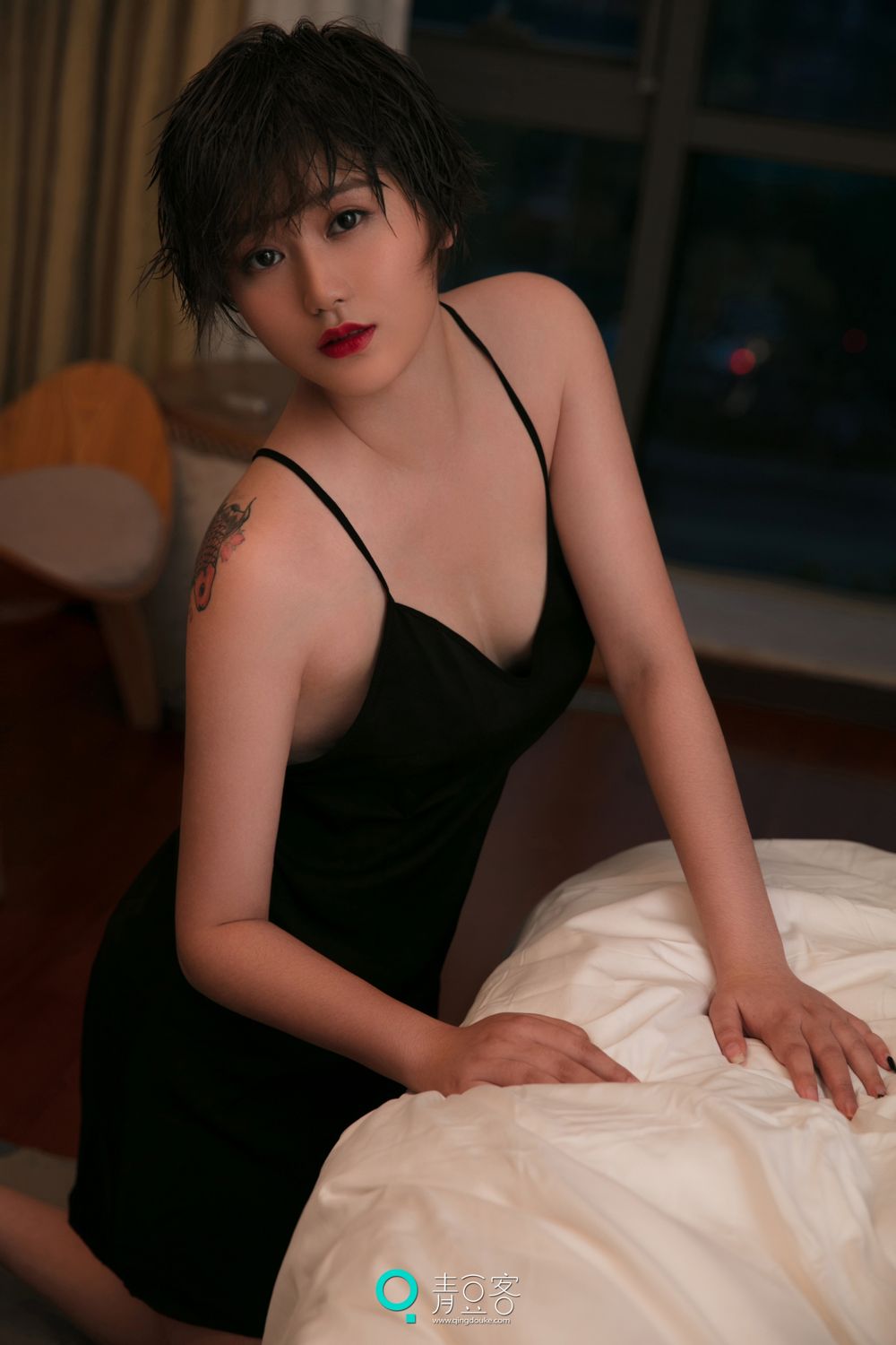 青豆短发美女瑶瑶 黑色吊带妩媚气质