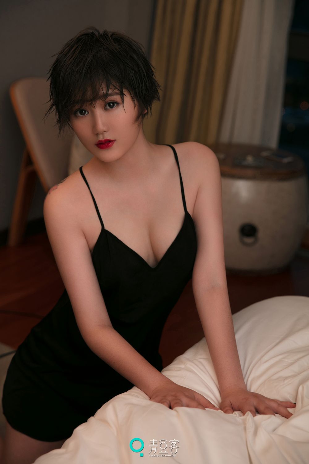 青豆短发美女瑶瑶 黑色吊带妩媚气质