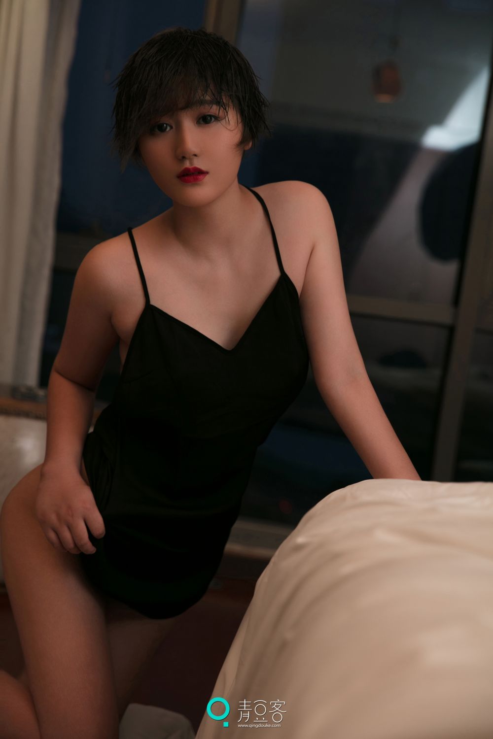 青豆短发美女瑶瑶 黑色吊带妩媚气质