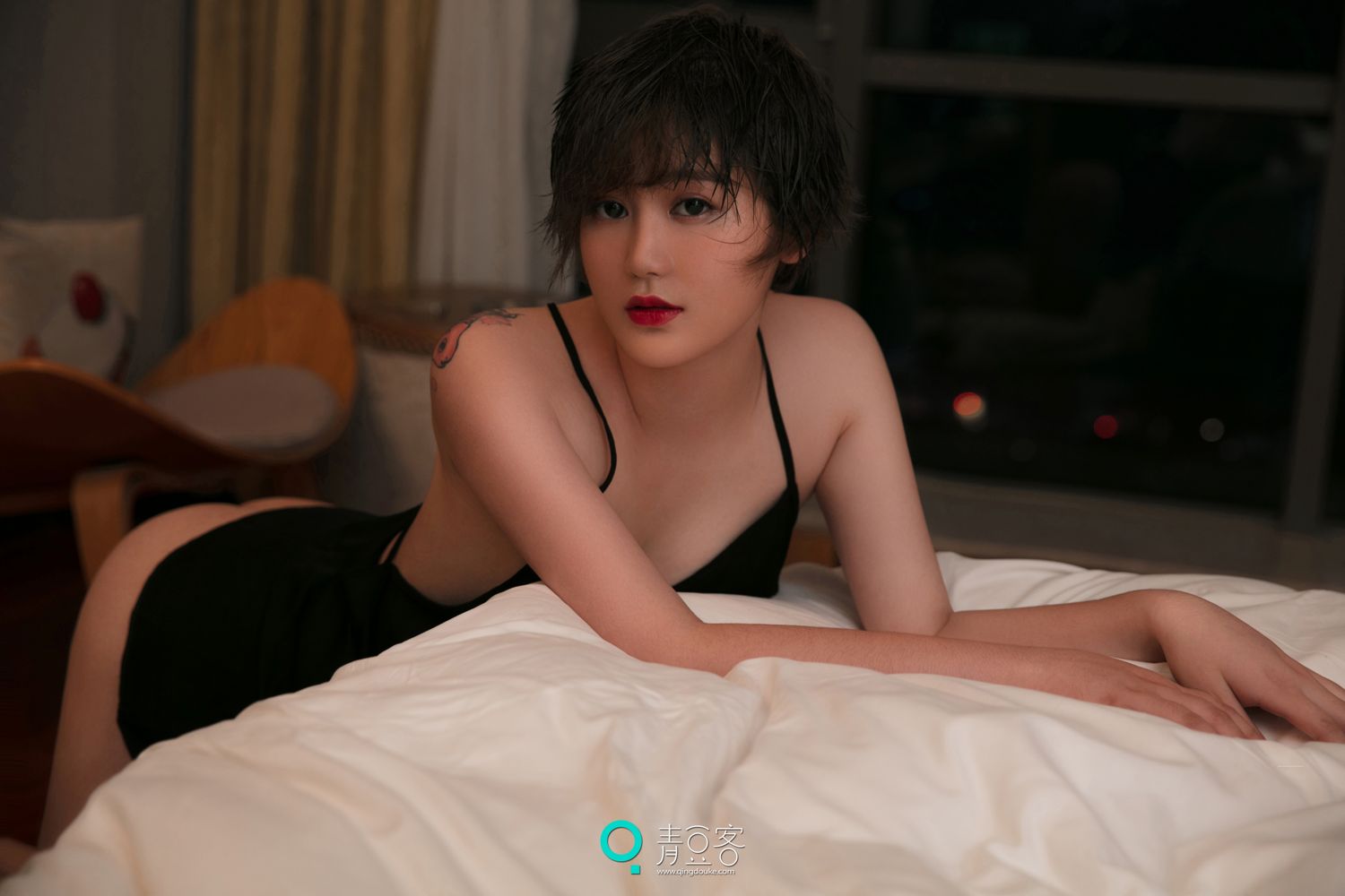 青豆短发美女瑶瑶 黑色吊带妩媚气质