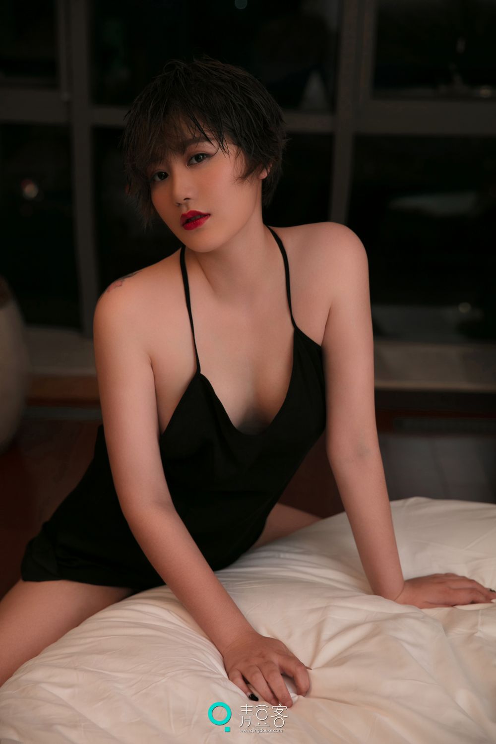 青豆短发美女瑶瑶 黑色吊带妩媚气质