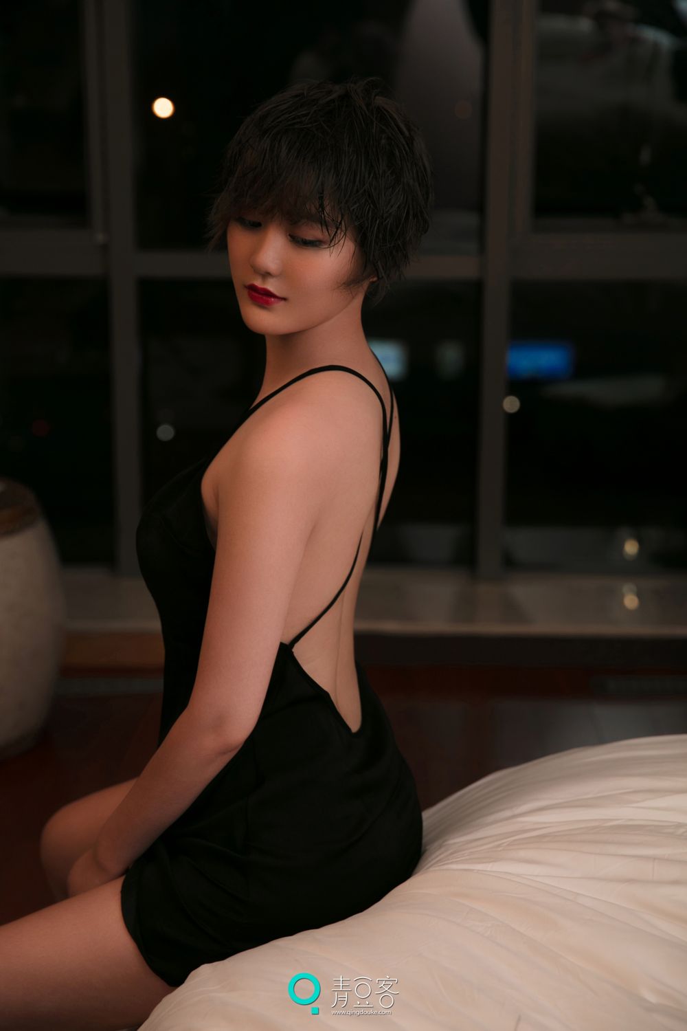 青豆短发美女瑶瑶 黑色吊带妩媚气质