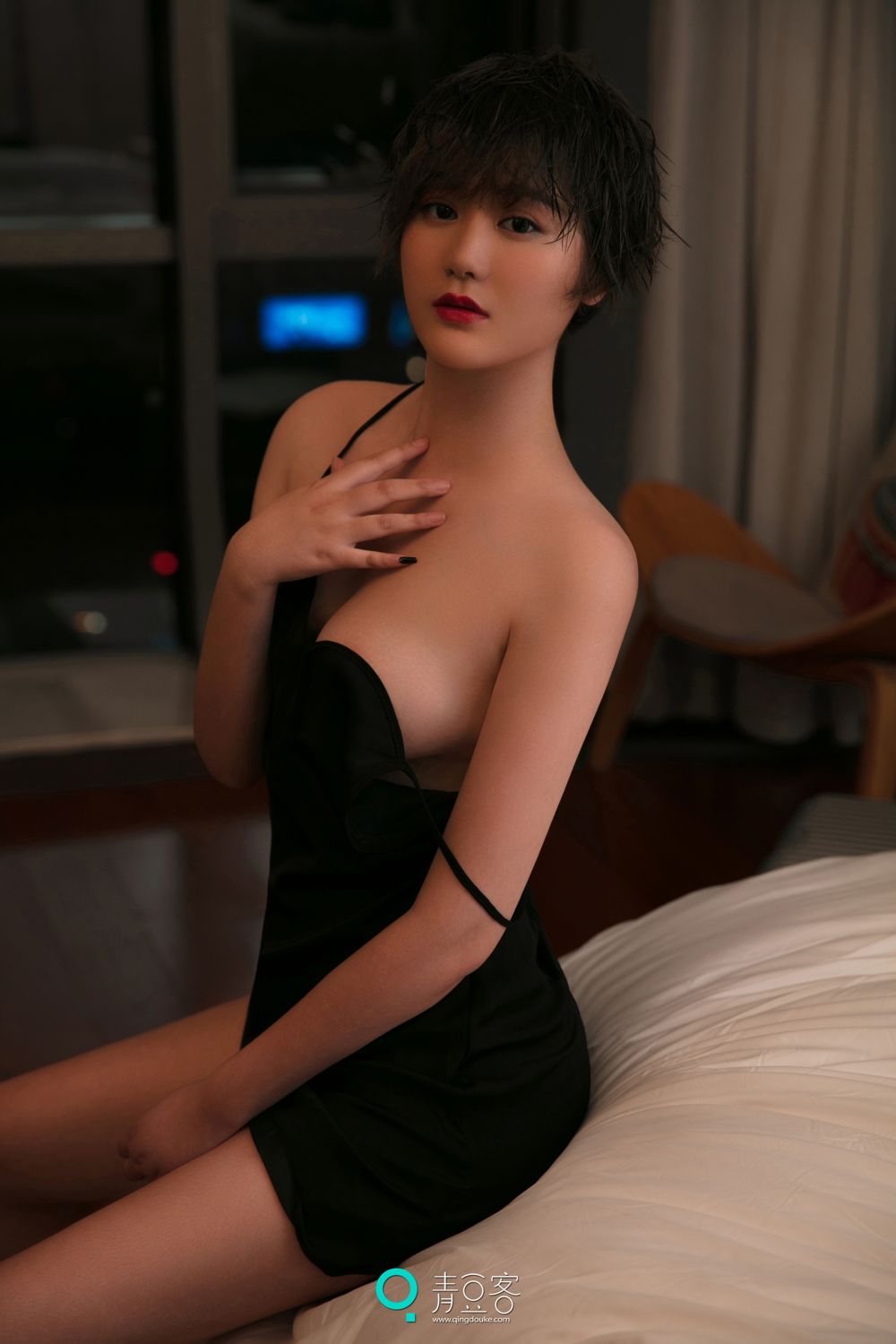 青豆短发美女瑶瑶 黑色吊带妩媚气质