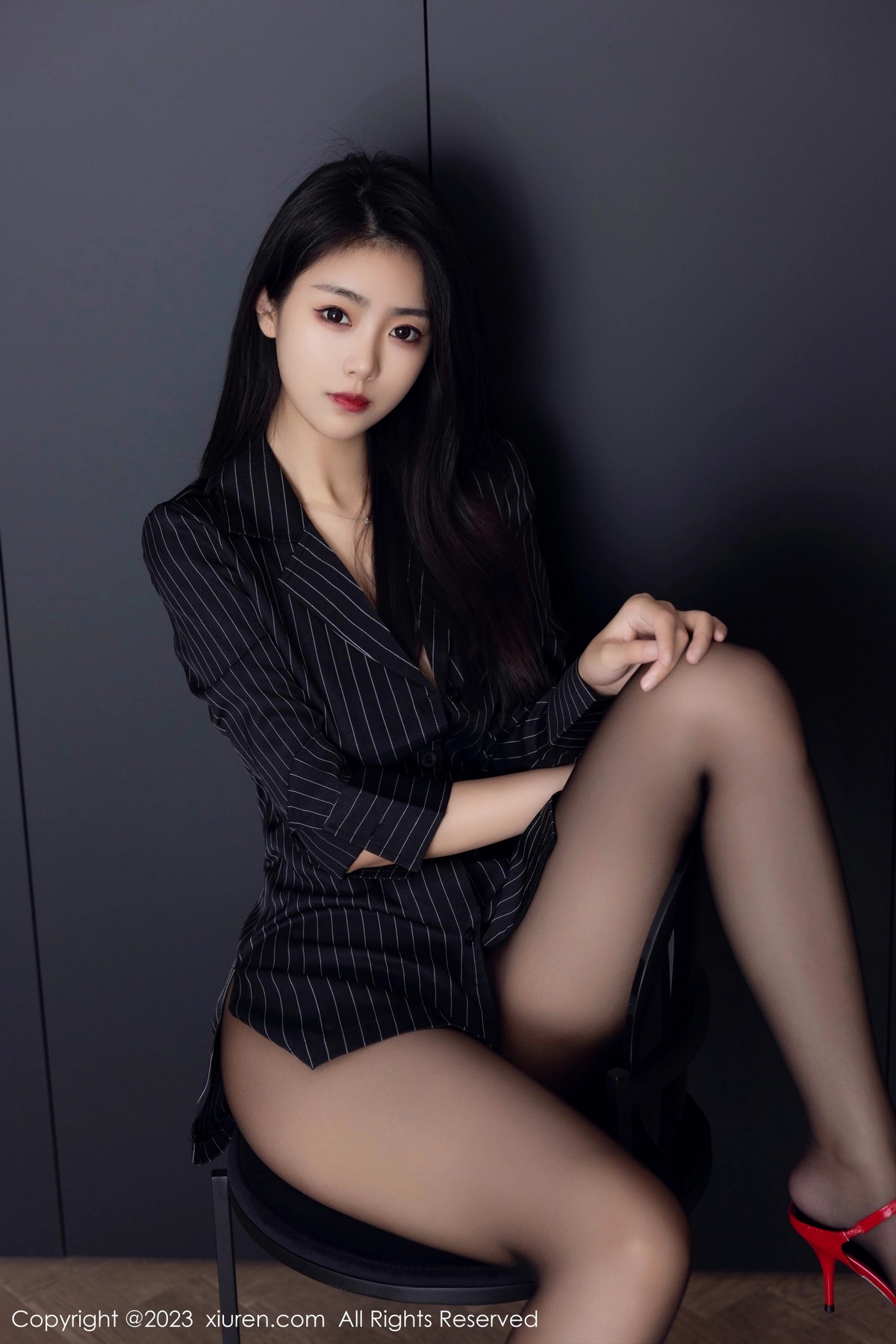 [XiuRen]高清写真图 2023.05.05 No.6677 可乐Vicky 黑丝美腿