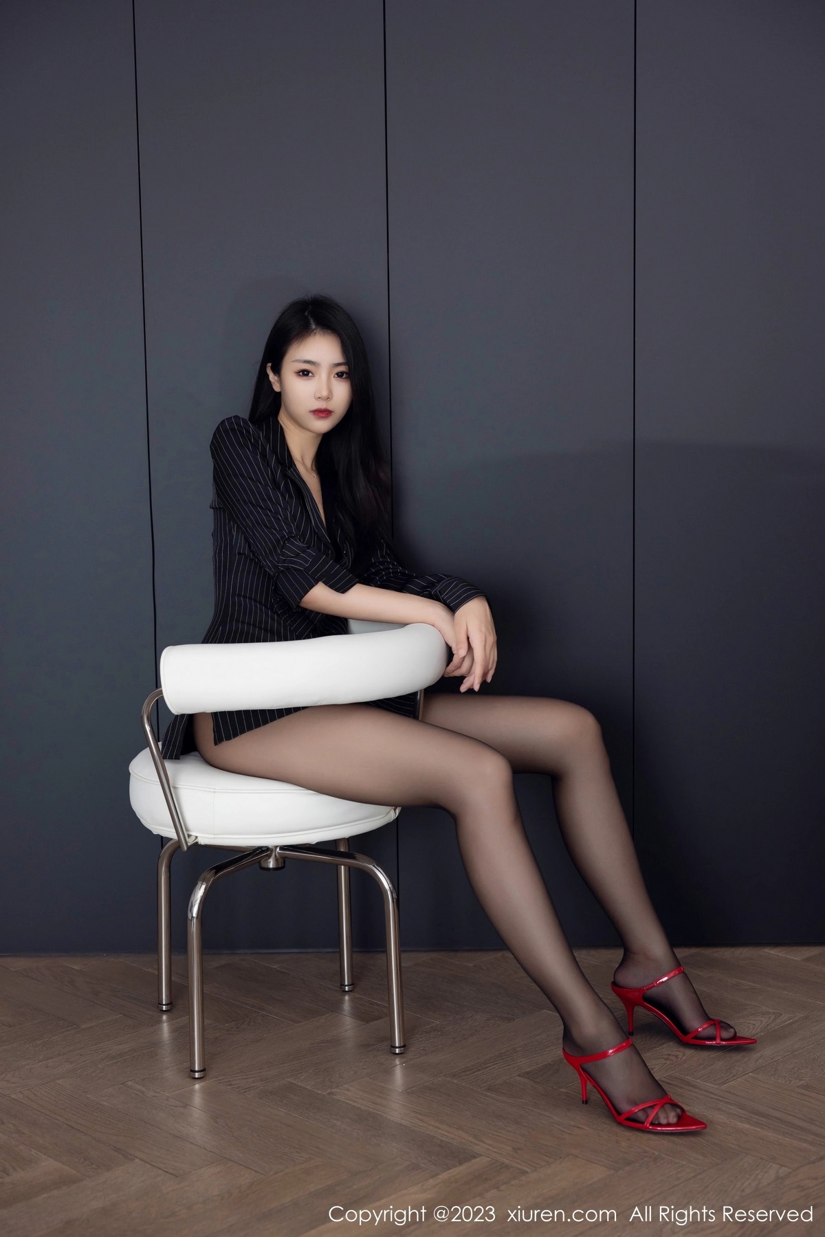 [XiuRen]高清写真图 2023.05.05 No.6677 可乐Vicky 黑丝美腿