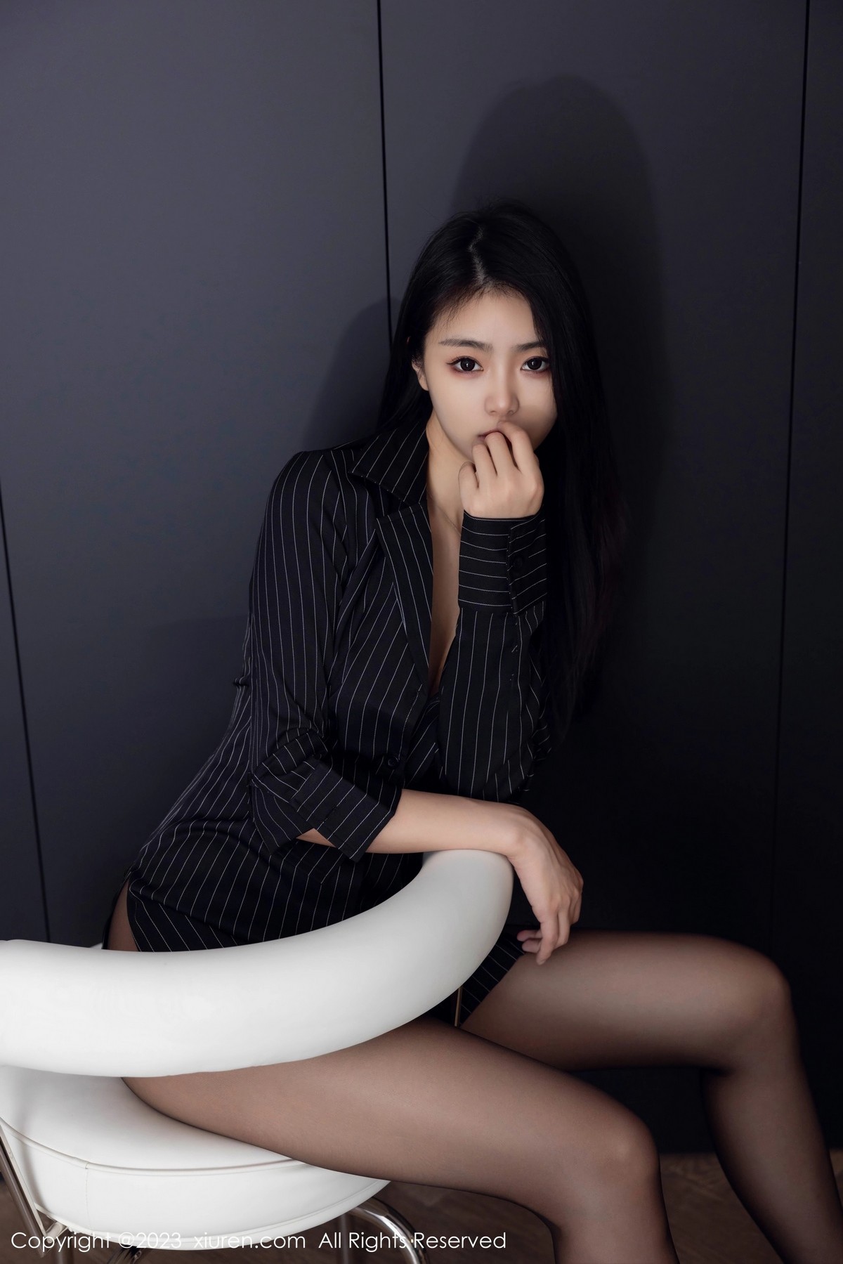 [XiuRen]高清写真图 2023.05.05 No.6677 可乐Vicky 黑丝美腿