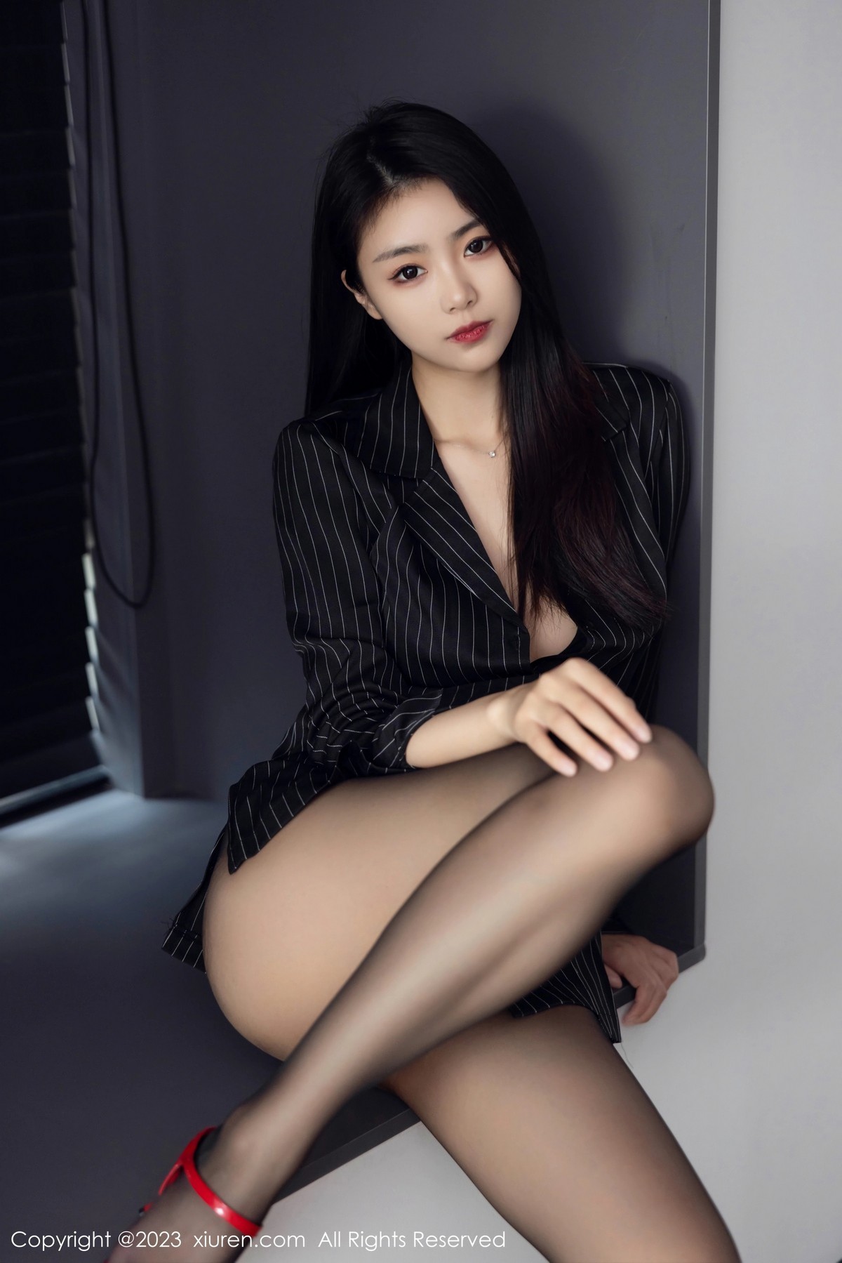 [XiuRen]高清写真图 2023.05.05 No.6677 可乐Vicky 黑丝美腿