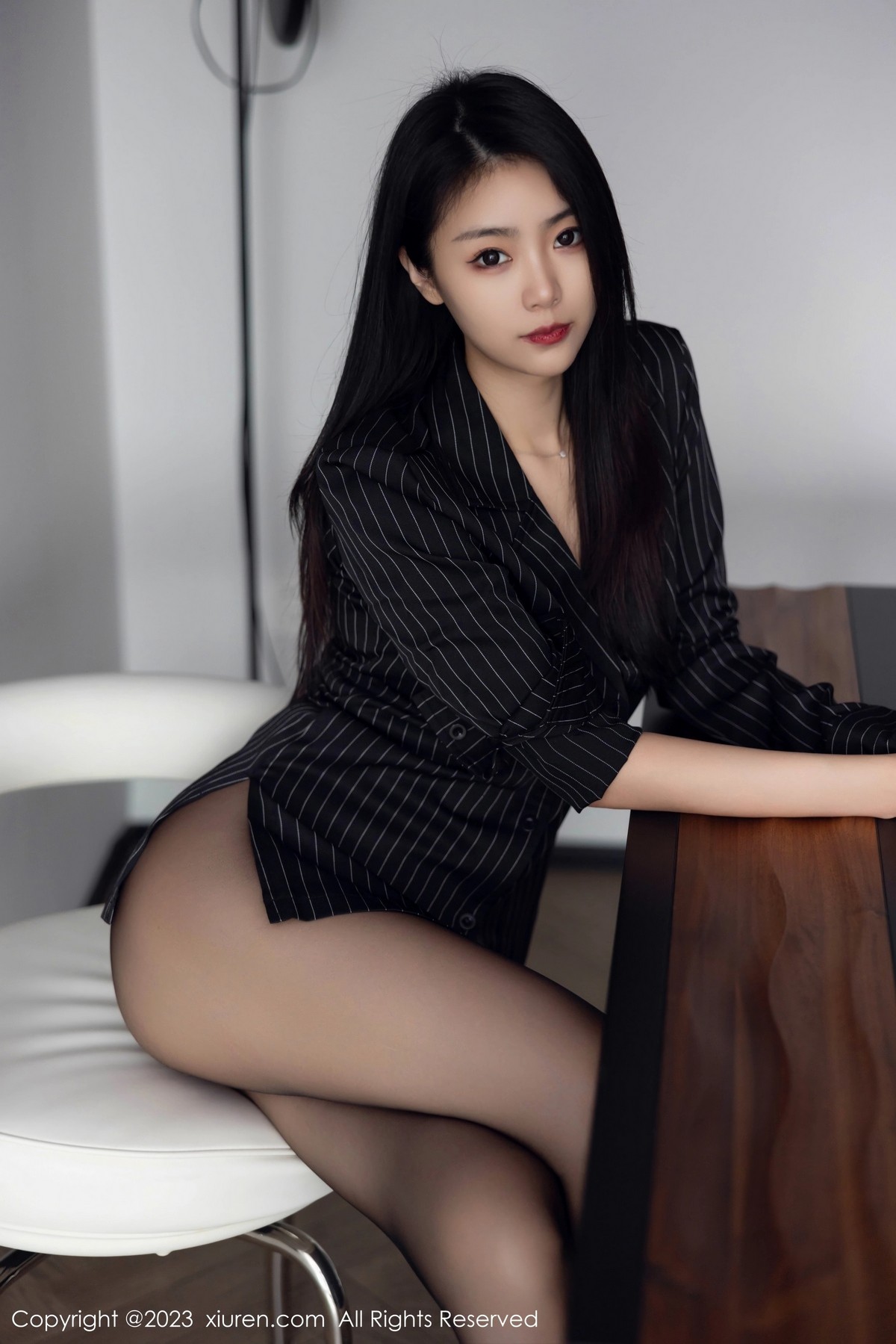 [XiuRen]高清写真图 2023.05.05 No.6677 可乐Vicky 黑丝美腿