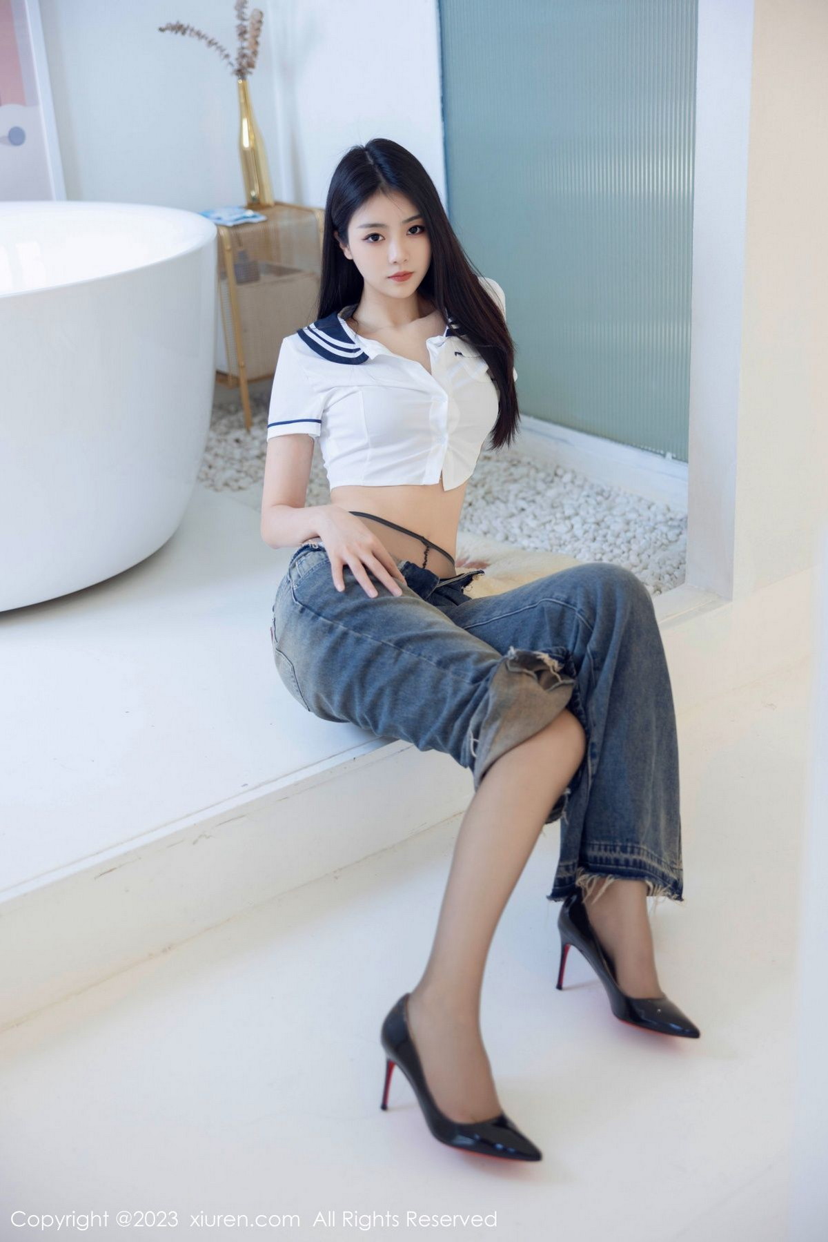 [XiuRen]高清写真图 2023.07.05 No.7027 可乐Vicky 黑丝美腿