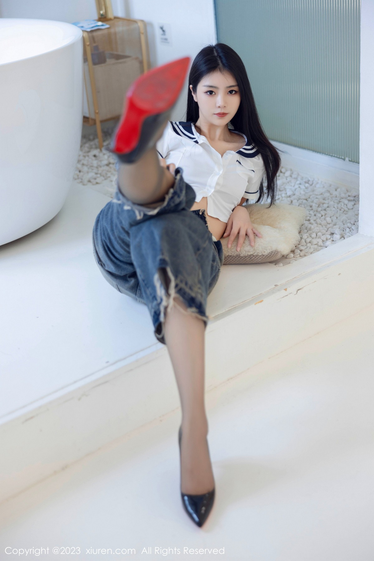 [XiuRen]高清写真图 2023.07.05 No.7027 可乐Vicky 黑丝美腿