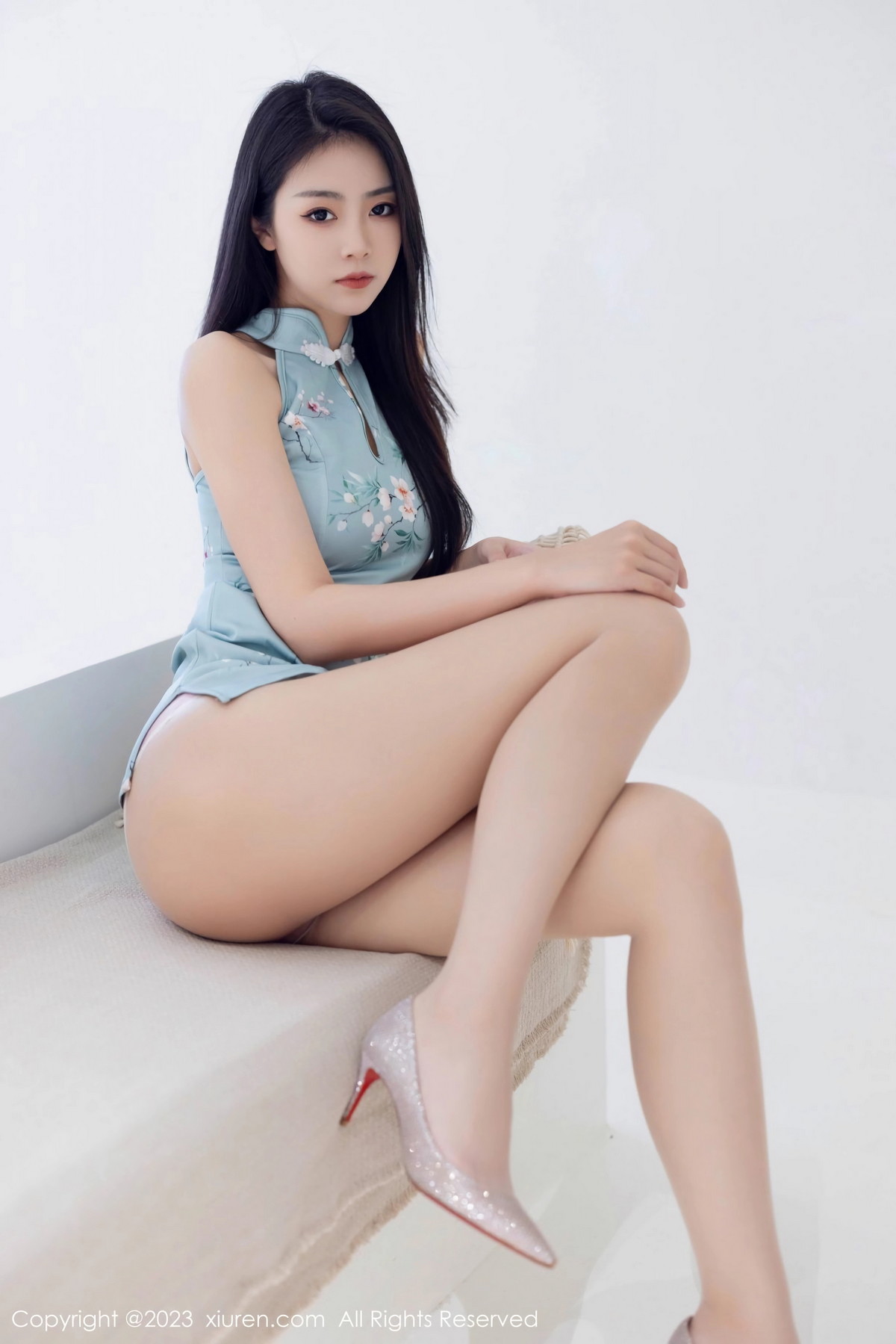 [XiuRen]高清写真图 2023.07.12 No.7067 可乐Vicky 翘臀美腿