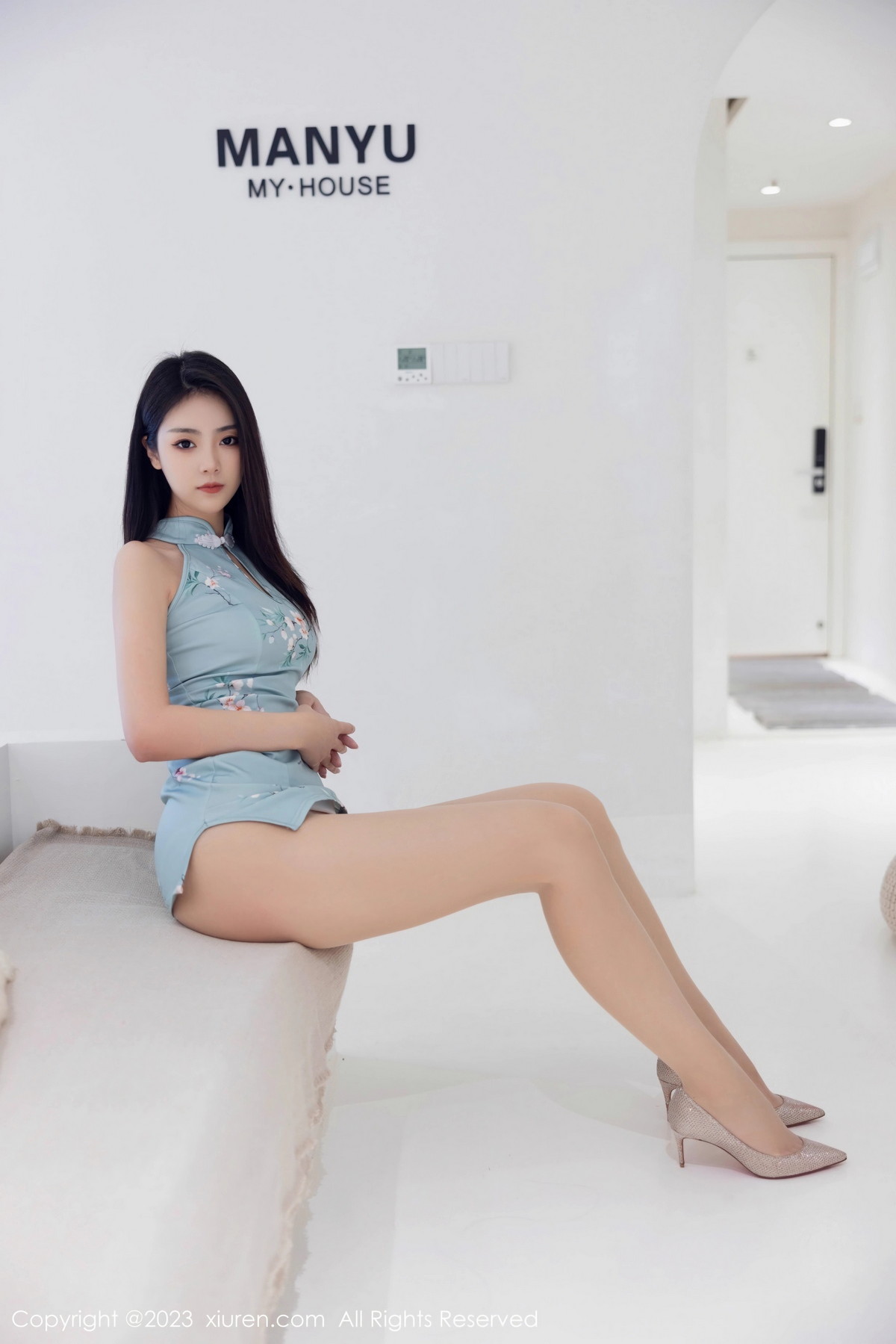 [XiuRen]高清写真图 2023.07.12 No.7067 可乐Vicky 翘臀美腿