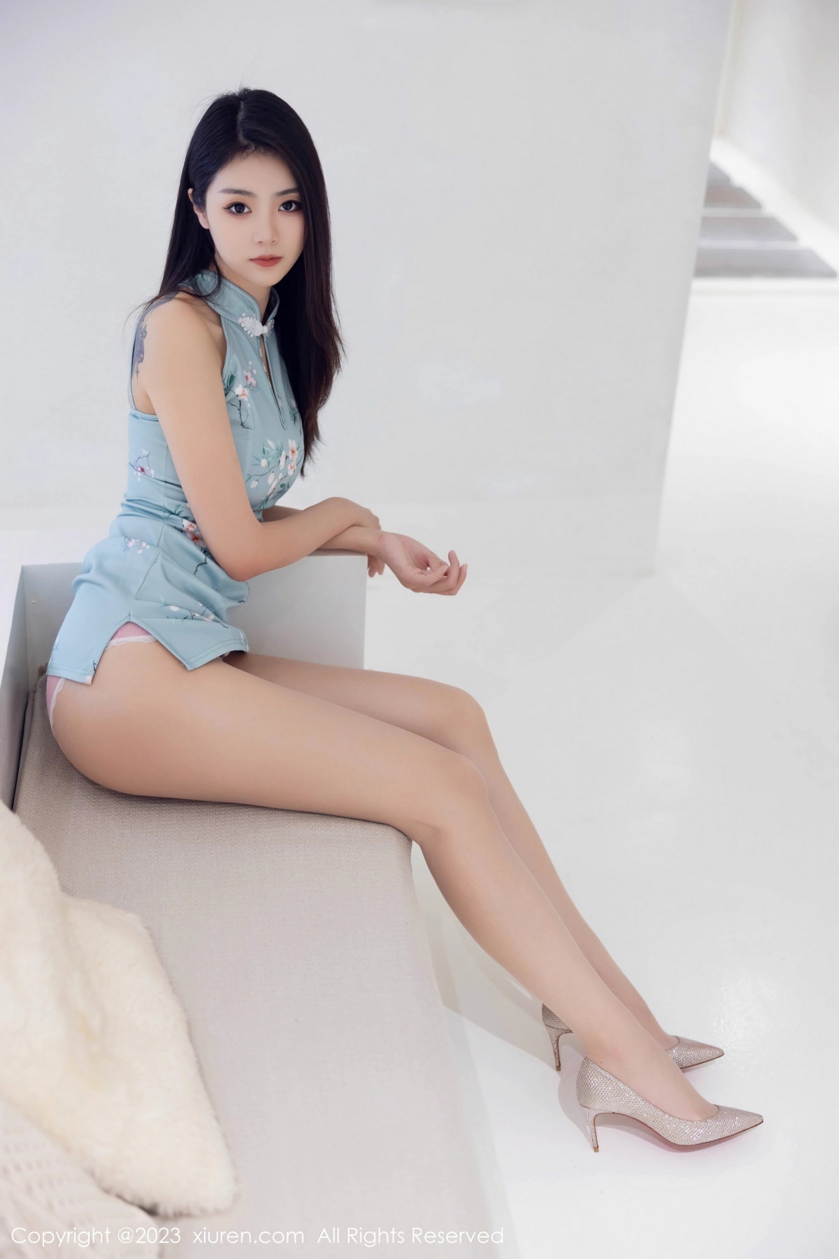 [XiuRen]高清写真图 2023.07.12 No.7067 可乐Vicky 翘臀美腿