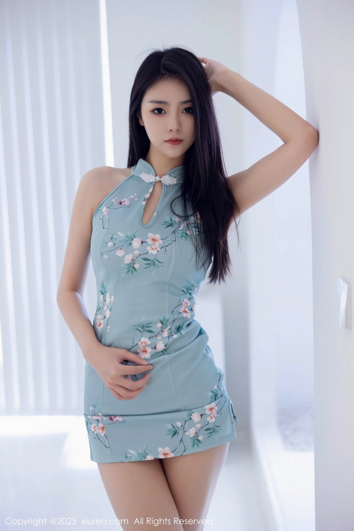 [XiuRen]高清写真图 2023.07.12 No.7067 可乐Vicky 翘臀美腿