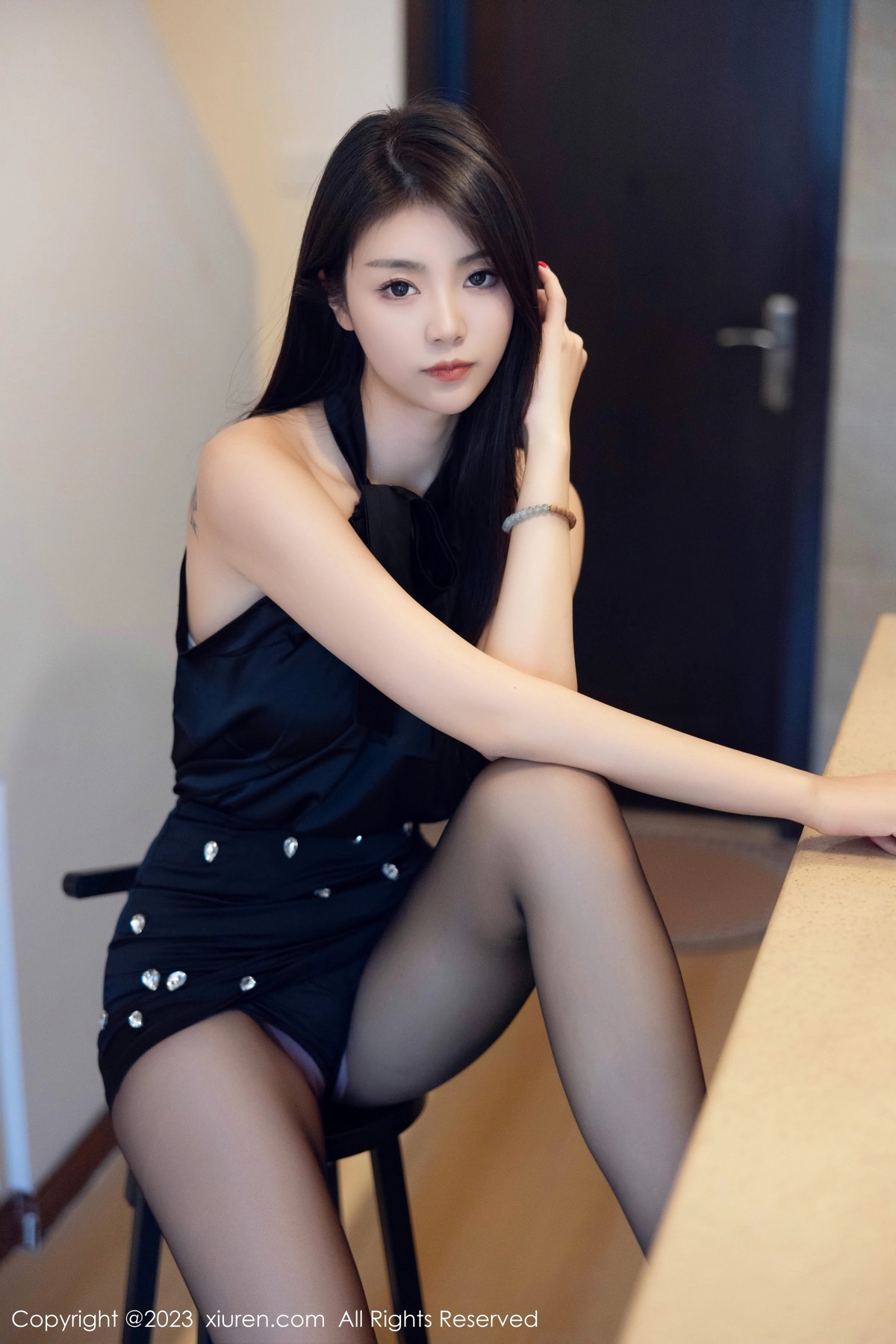 [XiuRen]高清写真图 2023.10.19 No.7535 可乐Vicky 黑丝美腿