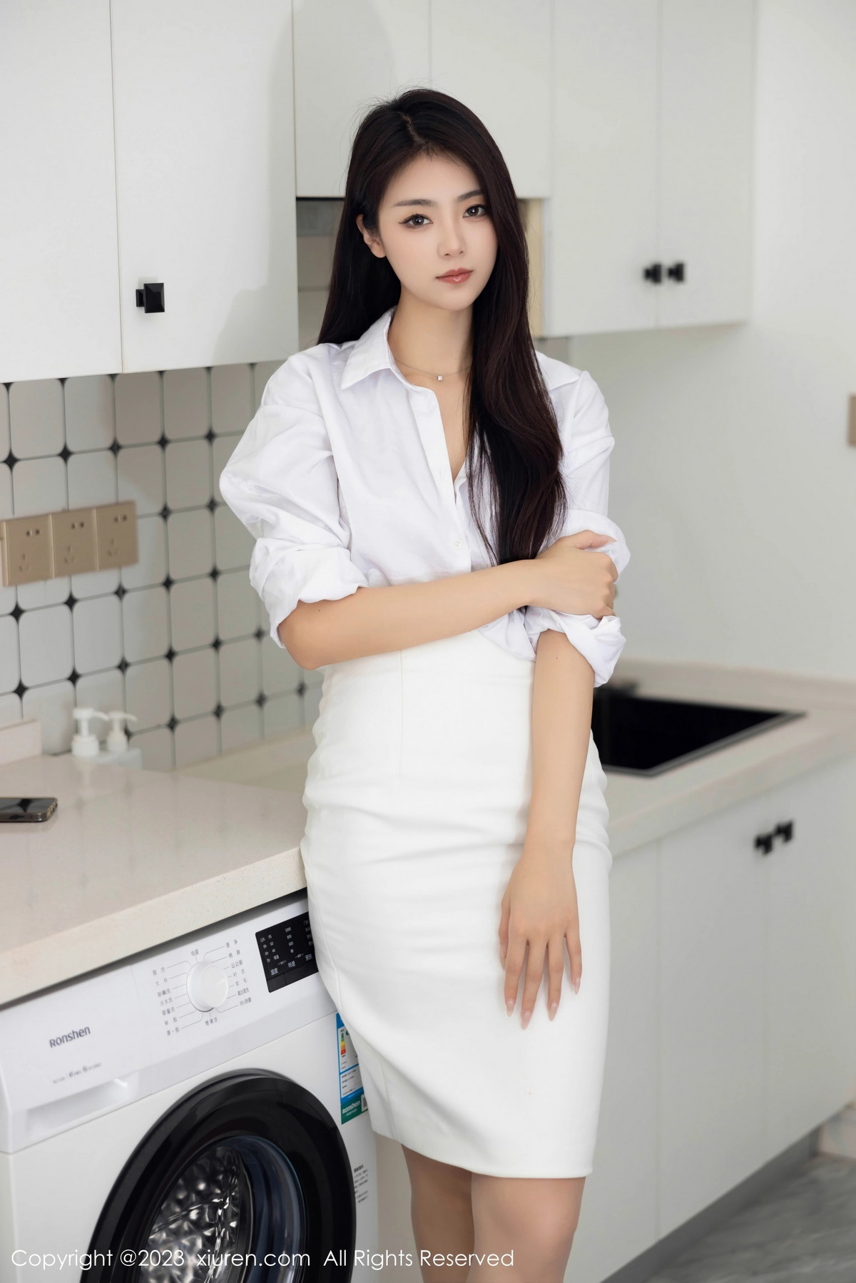 [XiuRen]高清写真图 2023.11.02 No.7601 可乐Vicky 美腿短裙