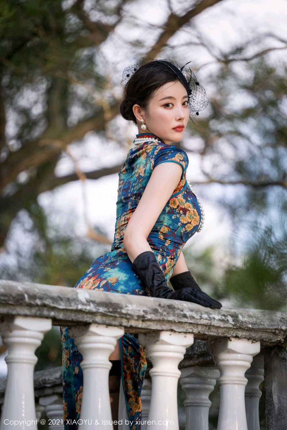 杨晨晨国庆献礼 典雅韵味旗袍裹身