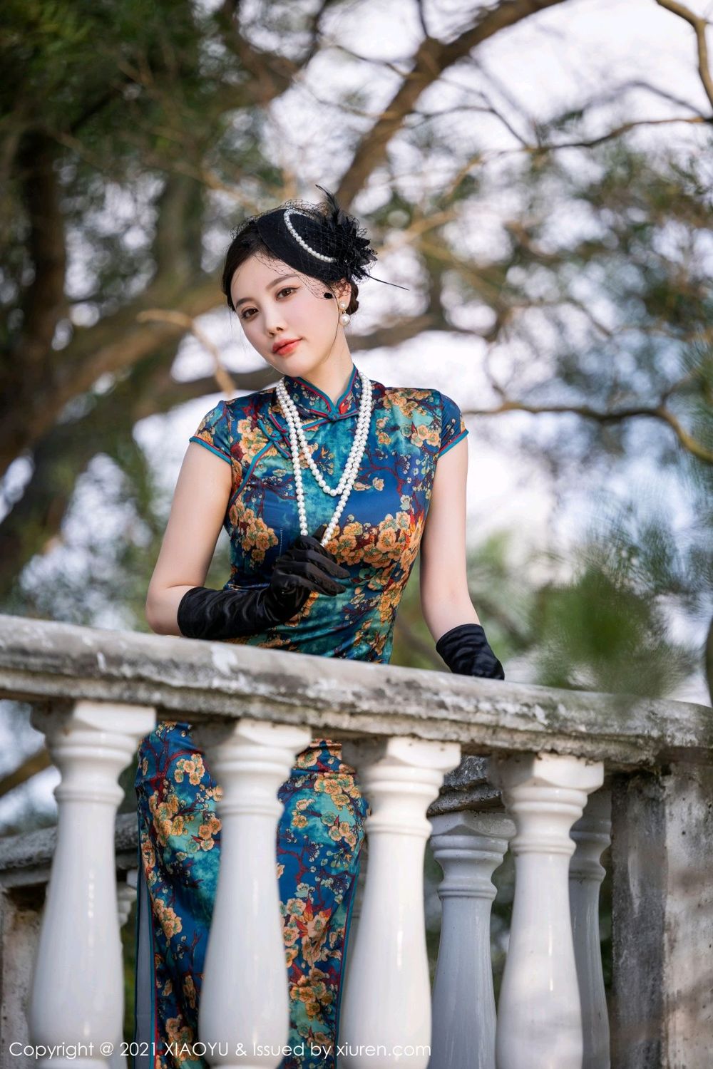 杨晨晨国庆献礼 典雅韵味旗袍裹身