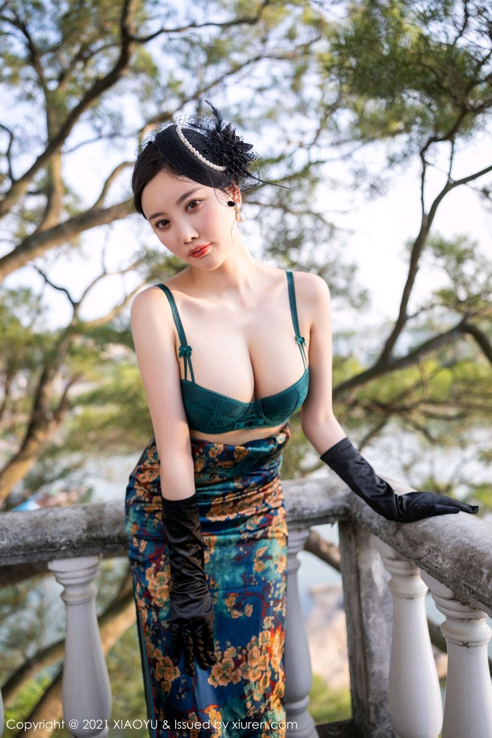 杨晨晨国庆献礼 典雅韵味旗袍裹身