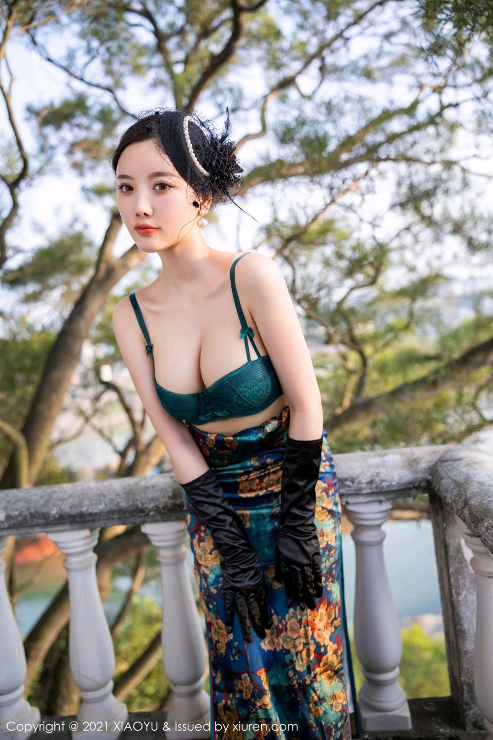 杨晨晨国庆献礼 典雅韵味旗袍裹身