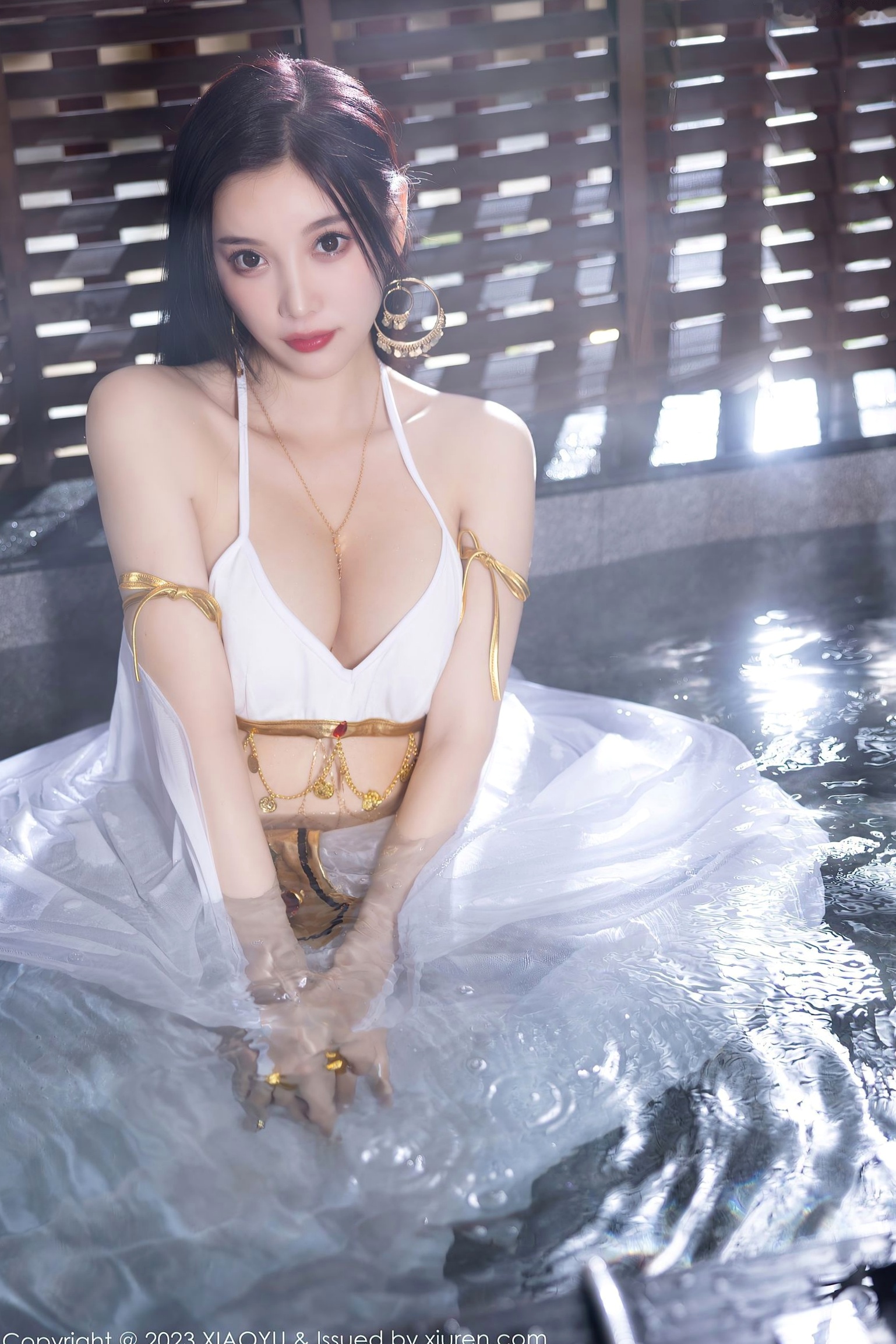 Gallery - XiaoYu语画界 - Painting World 973期：杨晨晨Yome温泉汤池湿身写真，极品透视白纱配金色饰品，展现诱人曲线与冷艳气息，无圣光大尺度唯美呈现语画界 - Painting World 性感湿身极品大尺度诱惑 杨晨晨Yome女神私房照_秀色女神 - image 56
