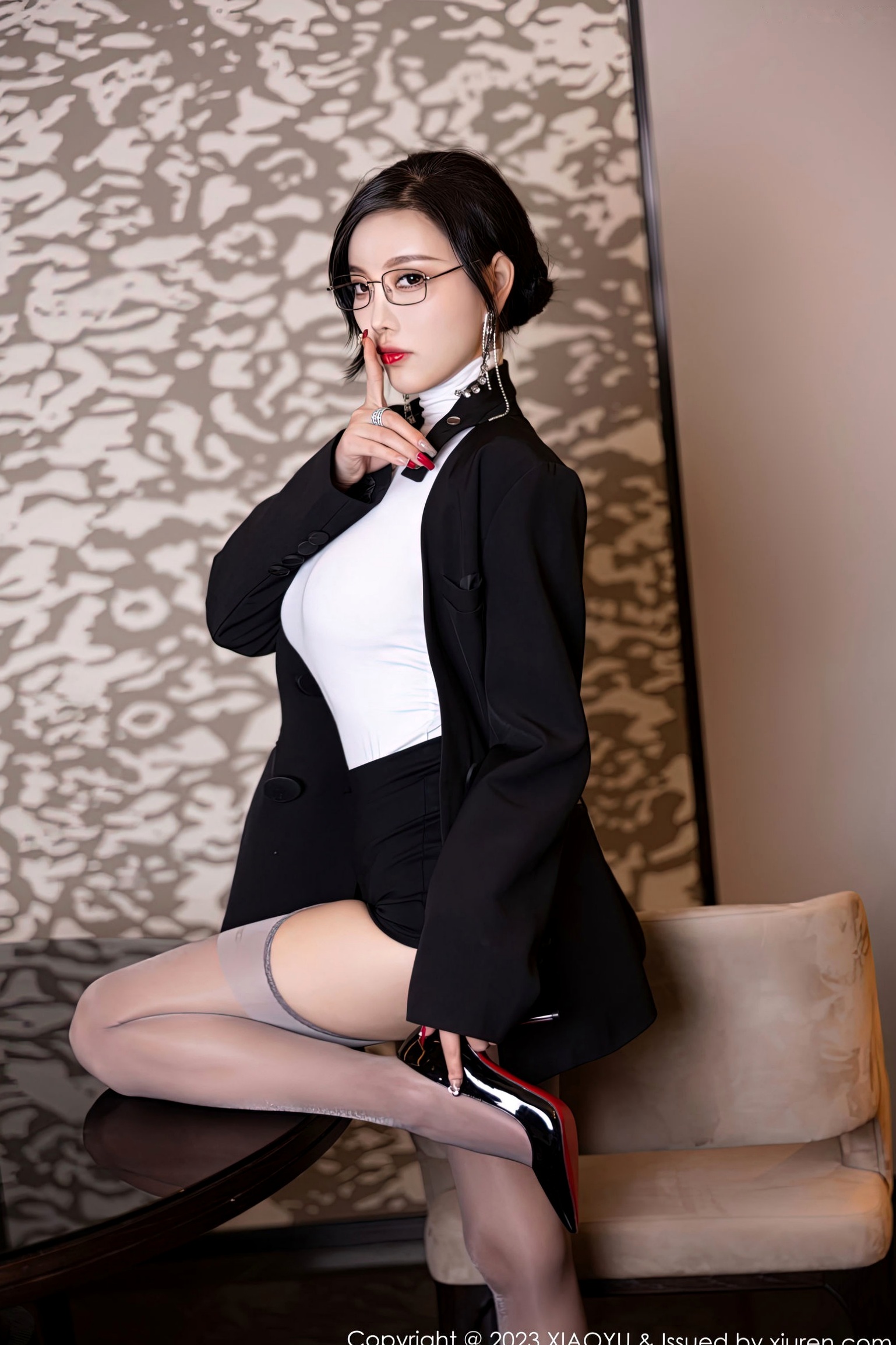 Gallery - XiaoYu语画界 - Painting World 951 杨晨晨Yome 职场OL制服诱惑 知性眼镜美女 白色高领紧身衣搭配灰丝吊带袜 大尺度私房写真语画界 - Painting World 性感制服丝袜私房照大尺度 杨晨晨Yome女神私房照_秀色女神 - image 7
