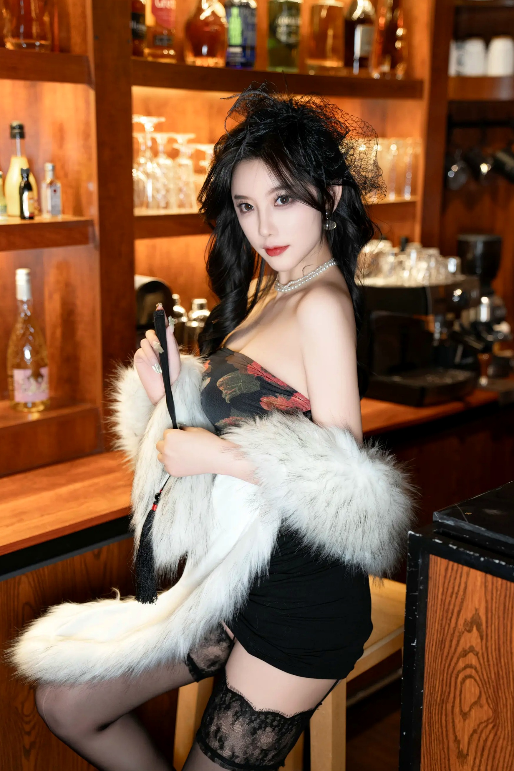 杨晨晨 - 复古名伶魅影，酒吧优雅晚装与奢华皮草私房写真 [104P]