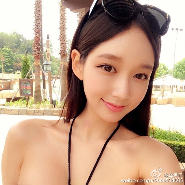 弈思月 超养眼的微博私房写真图