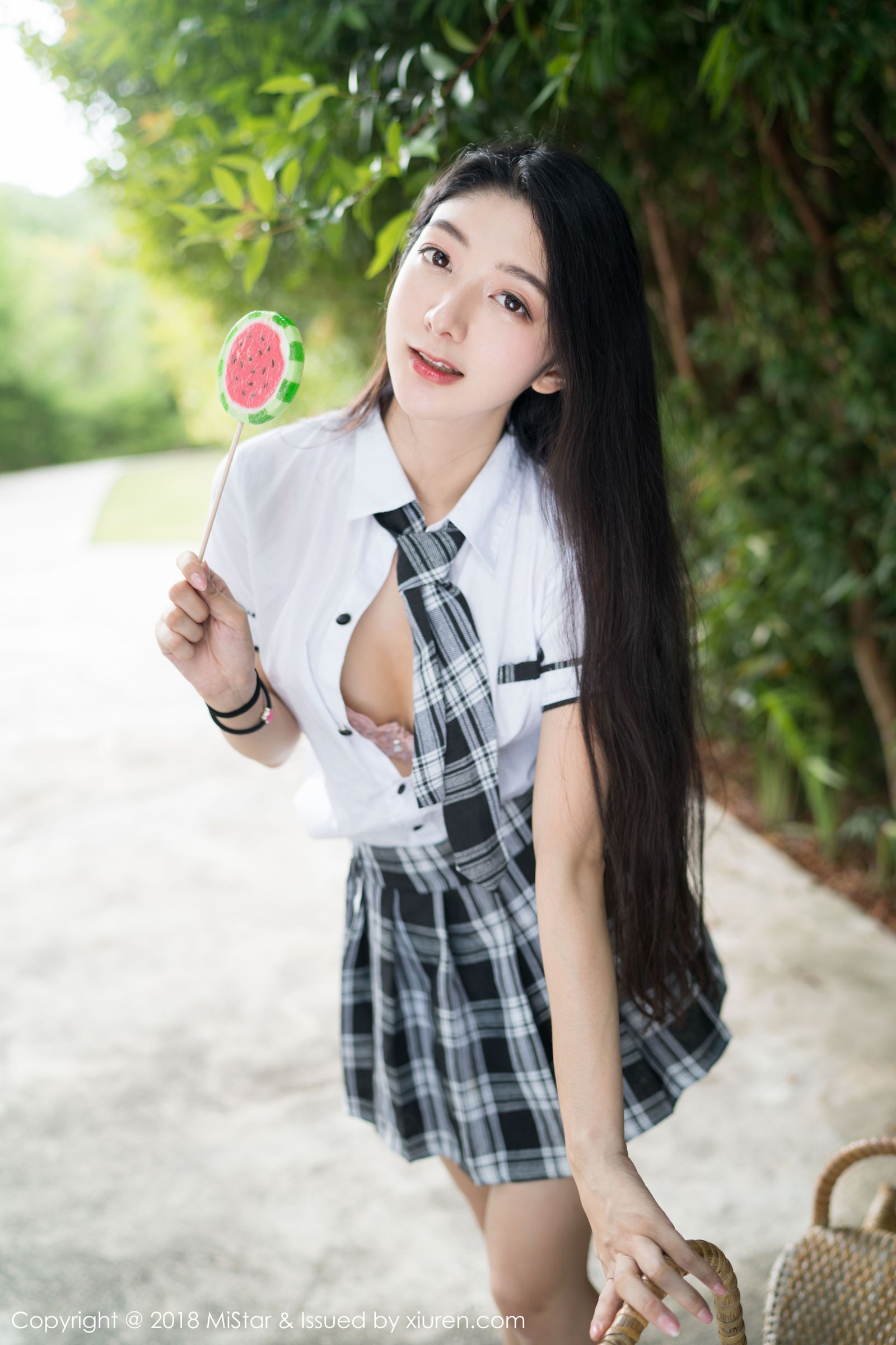 新晋女神小热巴 清新的学生服饰