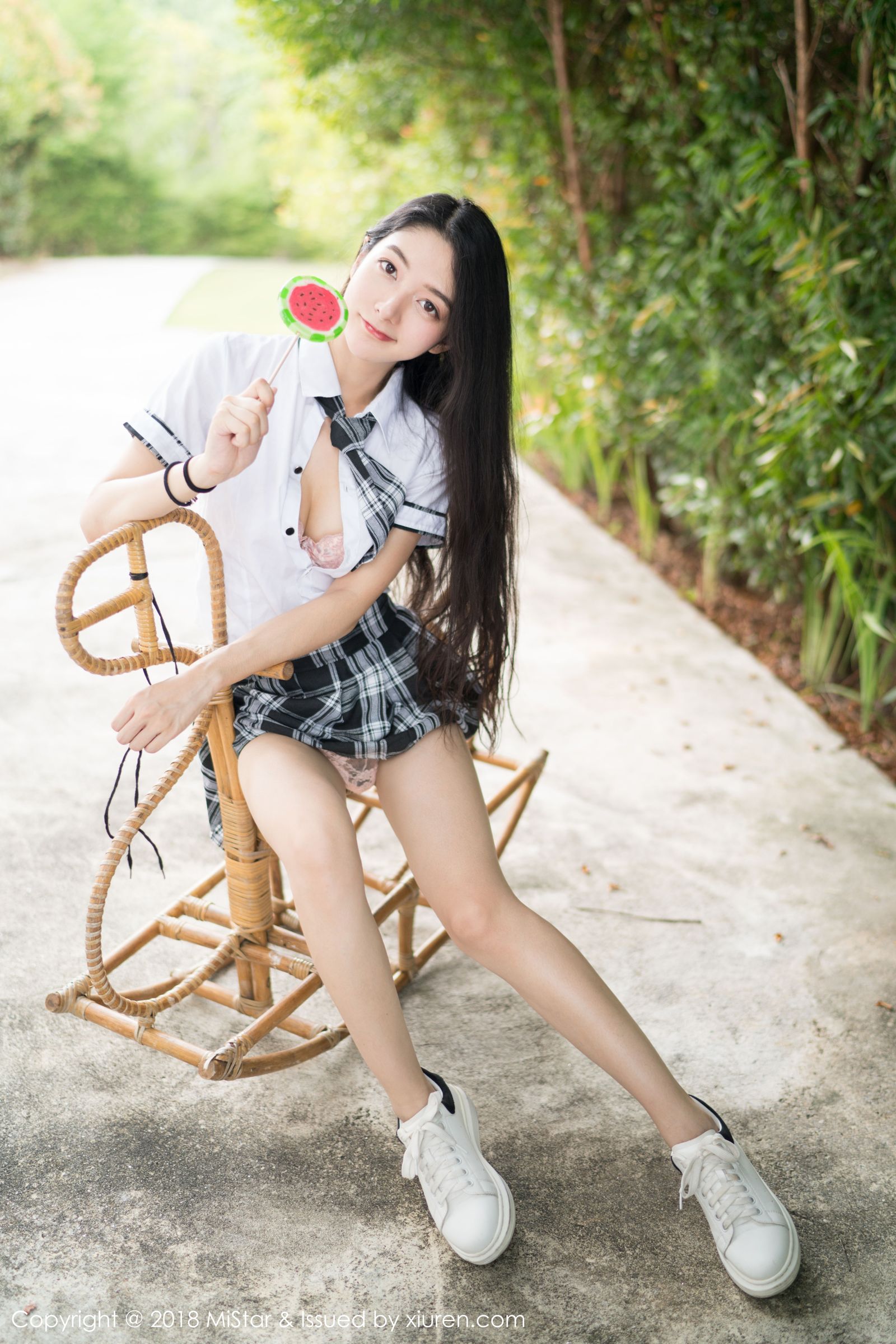 新晋女神小热巴 清新的学生服饰