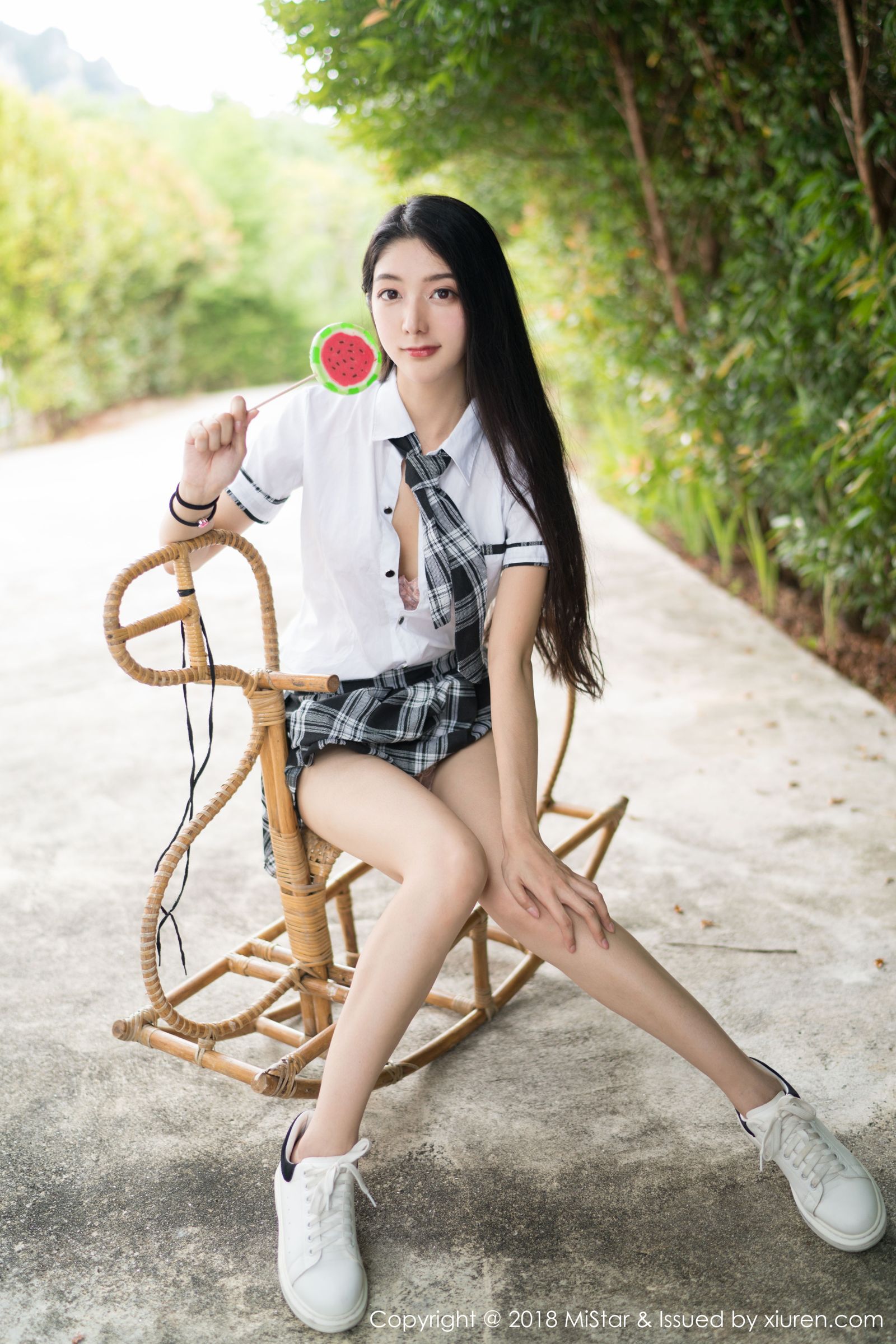 新晋女神小热巴 清新的学生服饰