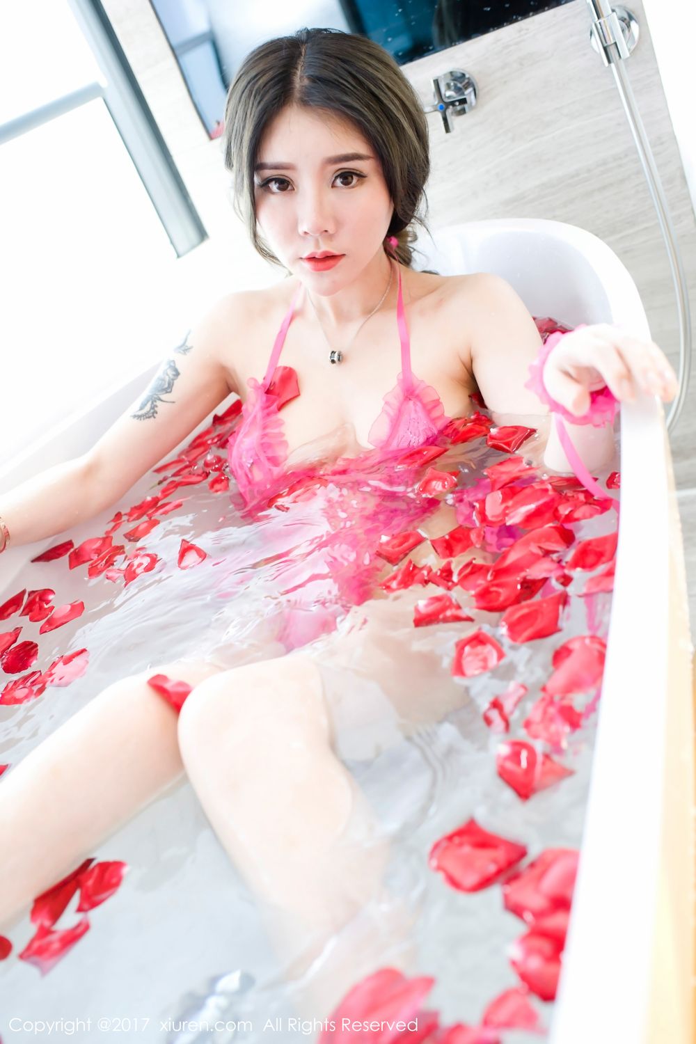 软妹子爱丽莎Lisa 黑色漆皮浴缸玫瑰