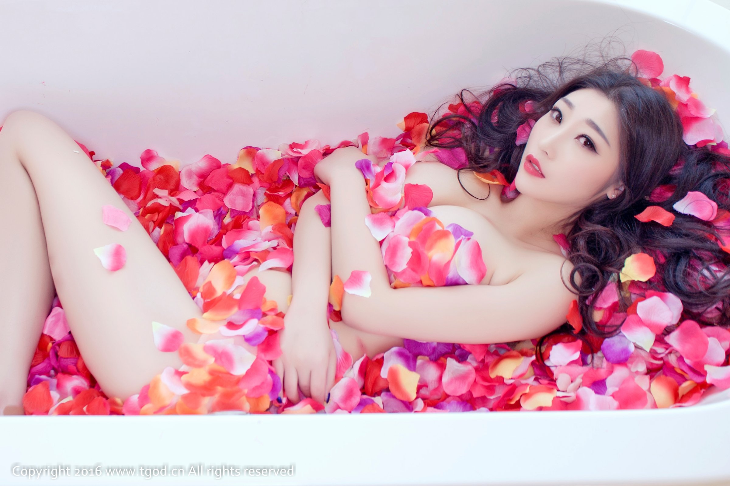 妲己 [TGOD推女神]高清写真图花瓣裹身浴缸秀