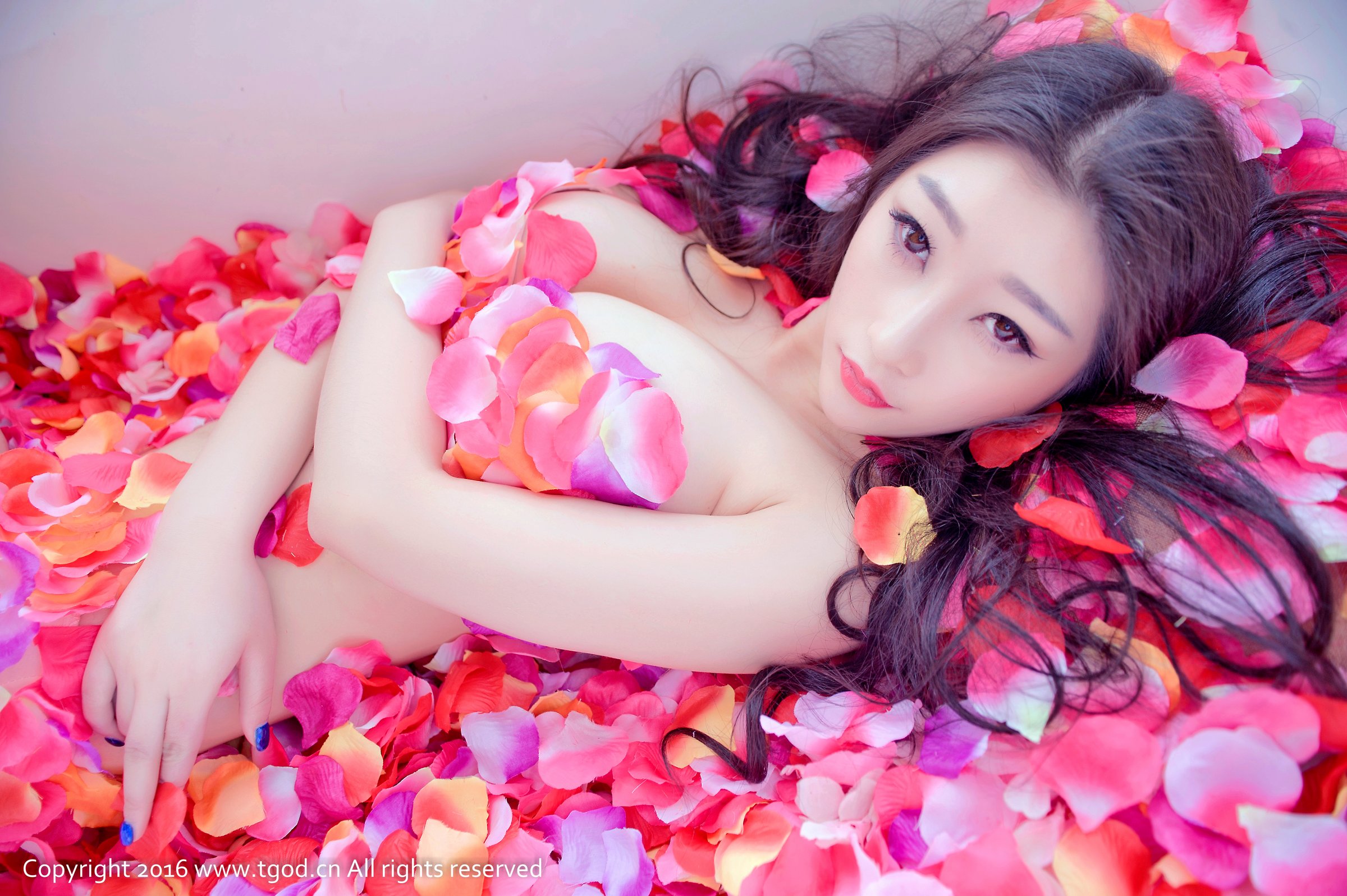 妲己 [TGOD推女神]高清写真图花瓣裹身浴缸秀