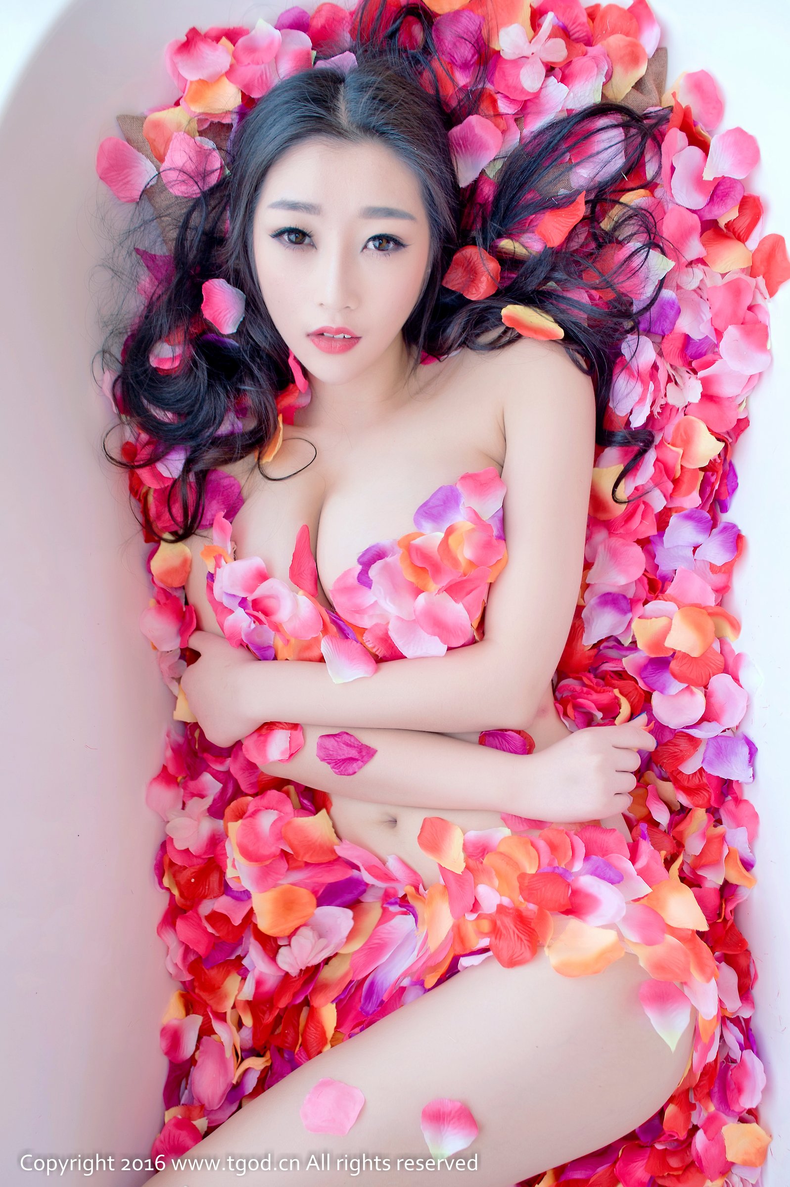 妲己 [TGOD推女神]高清写真图花瓣裹身浴缸秀
