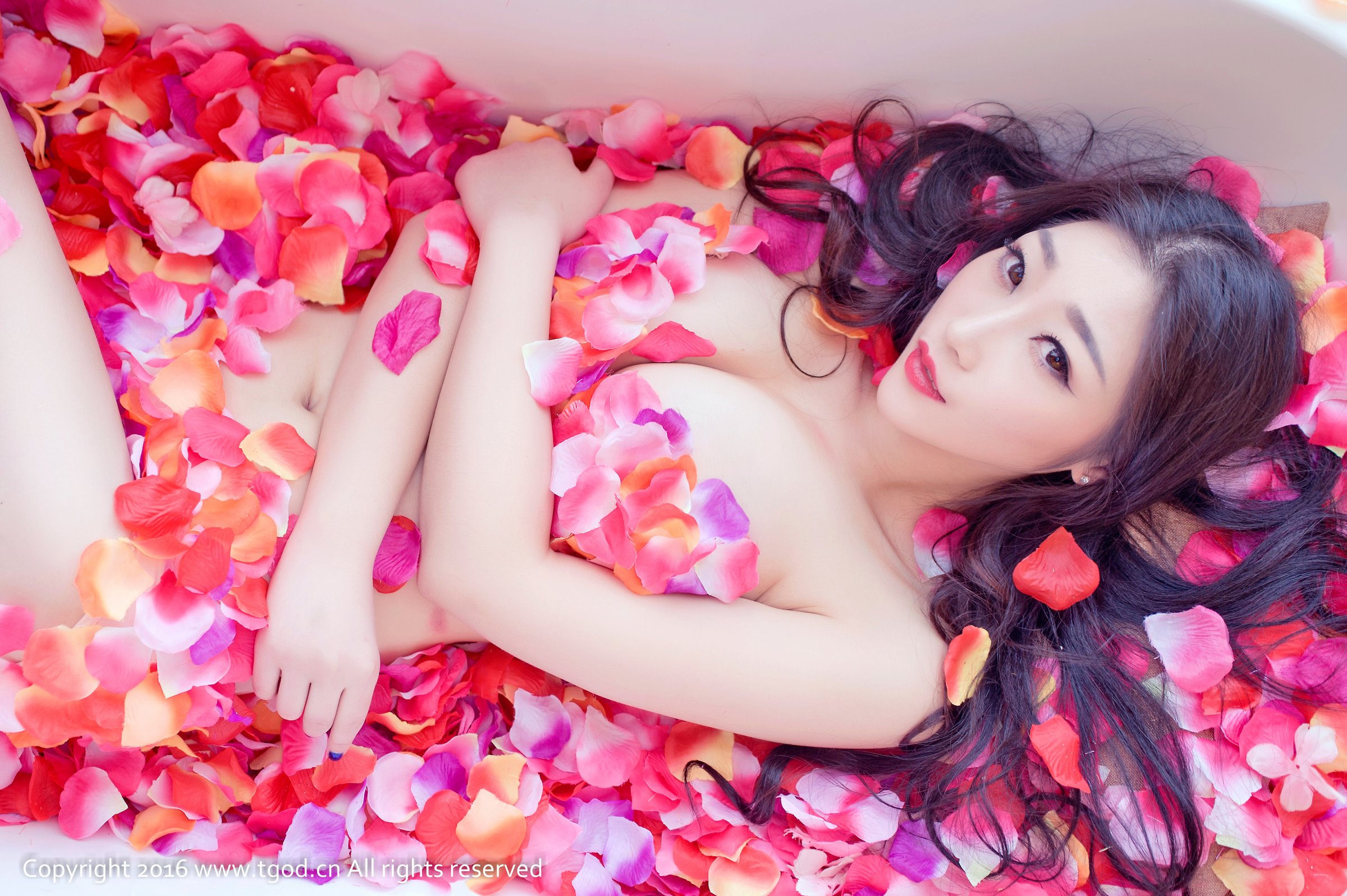 妲己 [TGOD推女神]高清写真图花瓣裹身浴缸秀
