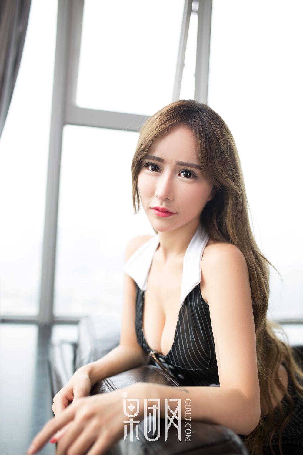 御姐女老师何梦兮 短裙黑丝翘臀以待