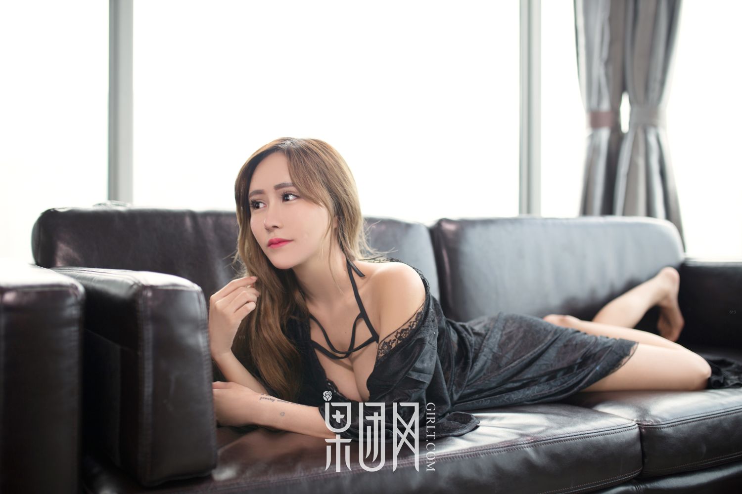 御姐女老师何梦兮 短裙黑丝翘臀以待