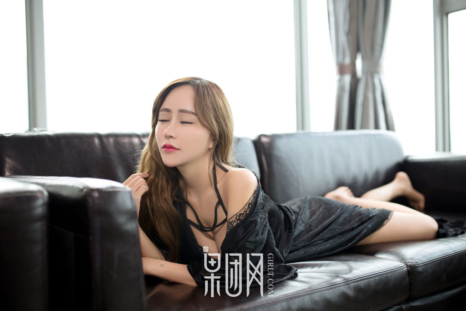 御姐女老师何梦兮 短裙黑丝翘臀以待