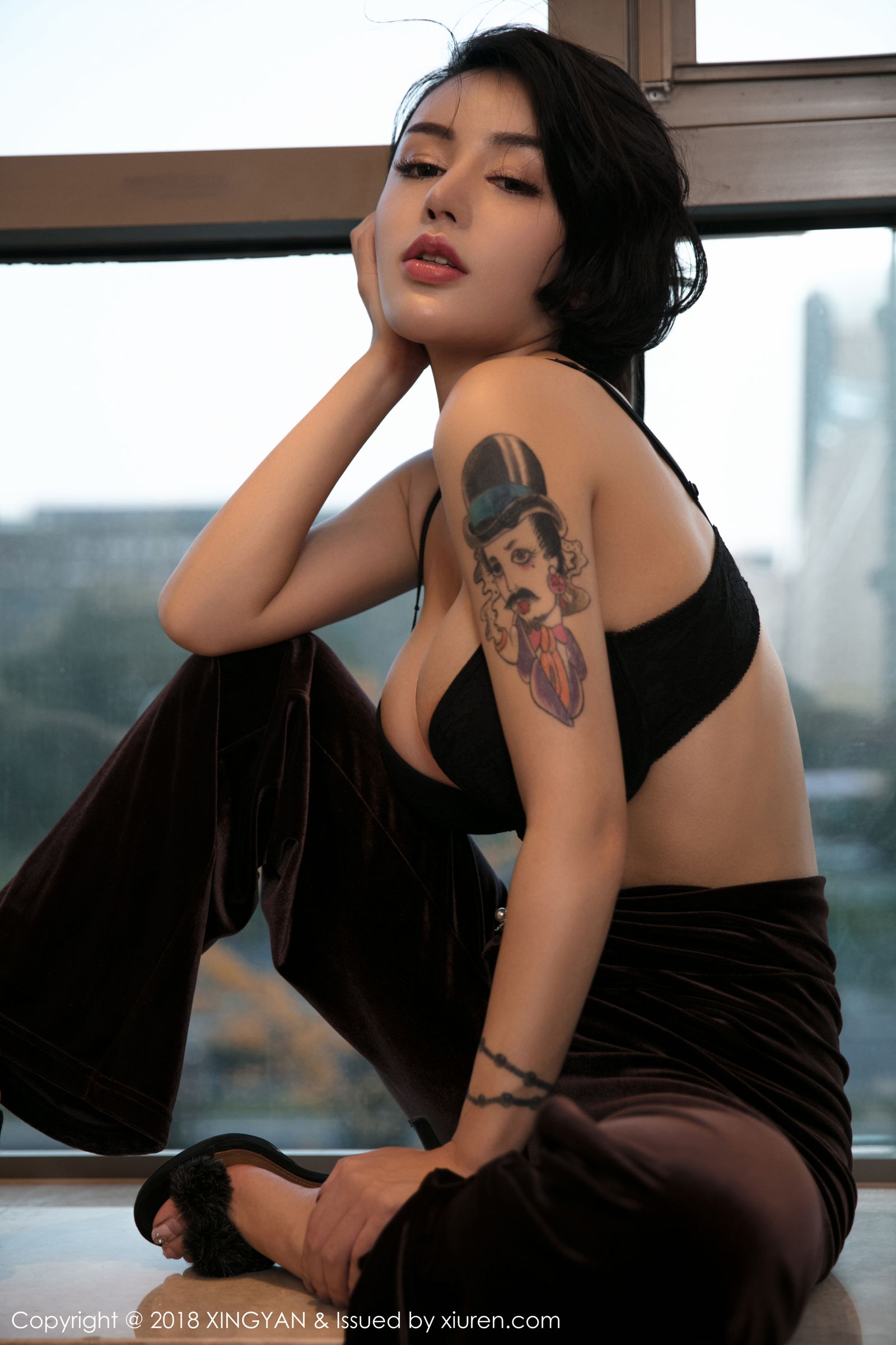 新人模特陆梓琪 性感的OL女秘书