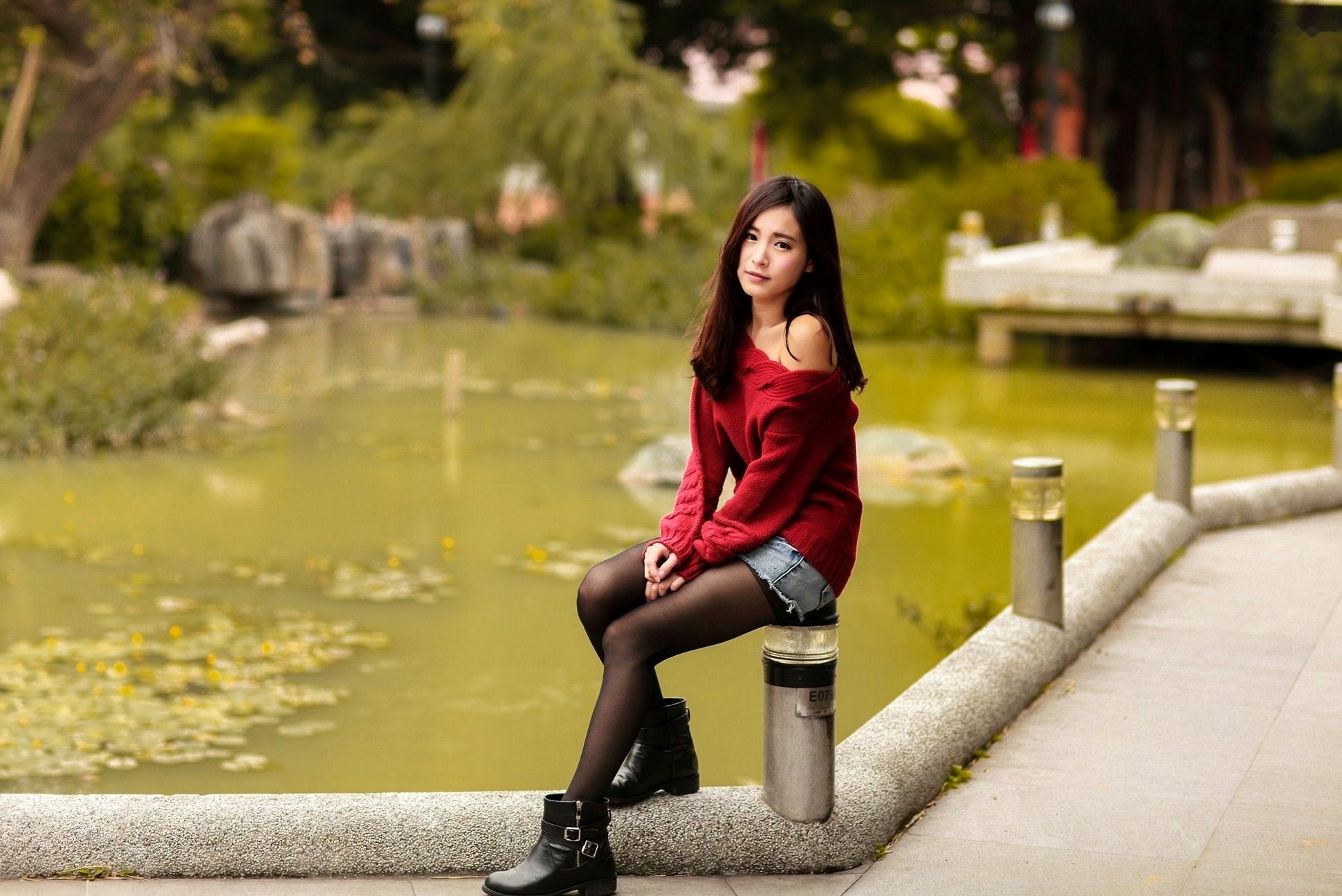 台湾正妹孟洁户外清新写真，露肩红毛衣配黑丝展现甜美邻家气质