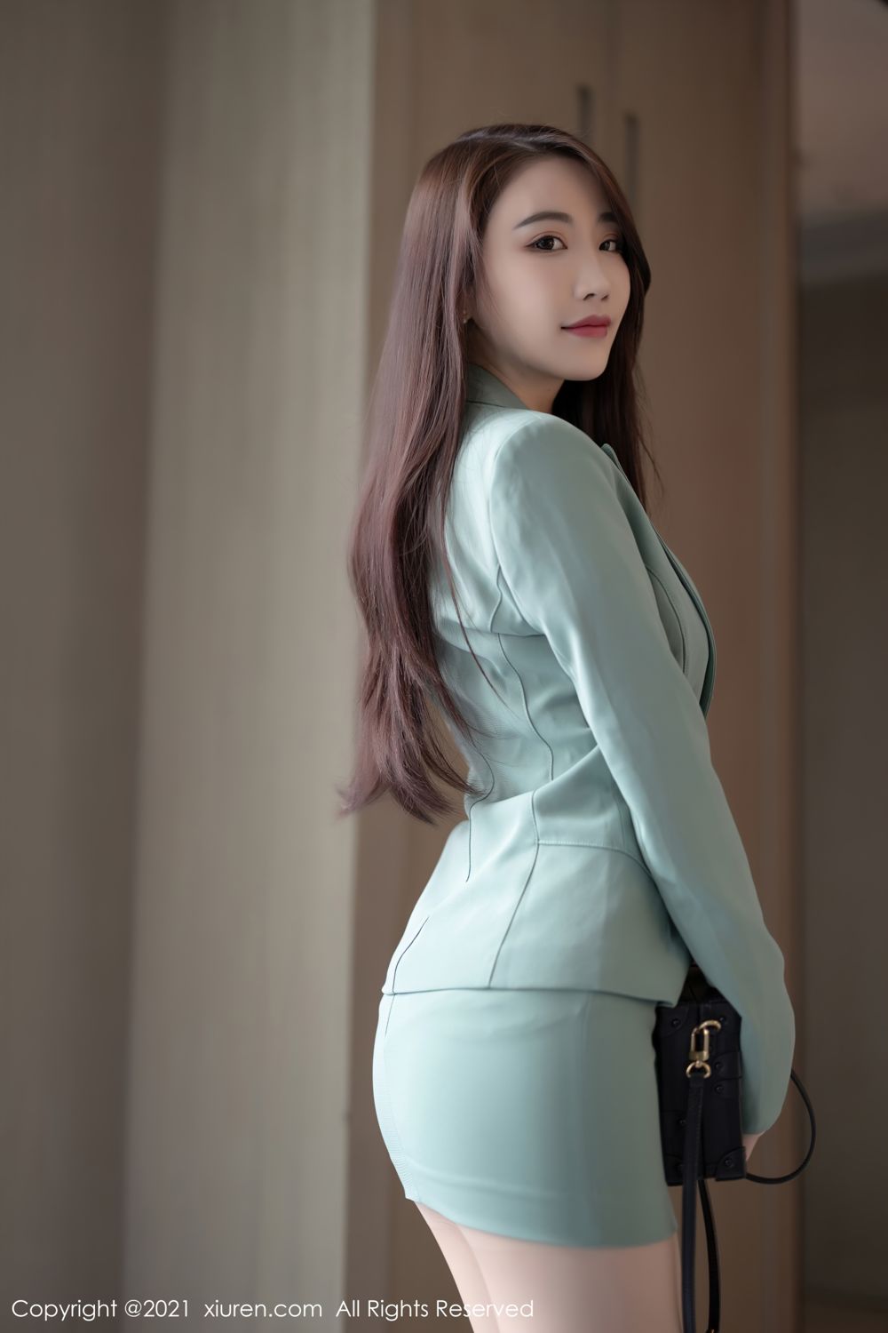 宅男女神绯月樱 浅绿色的职业装