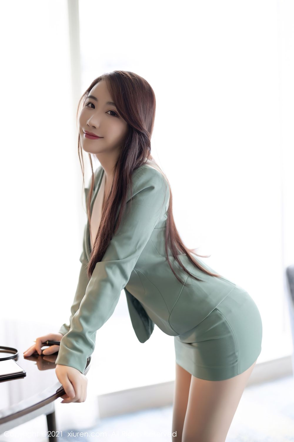 宅男女神绯月樱 浅绿色的职业装